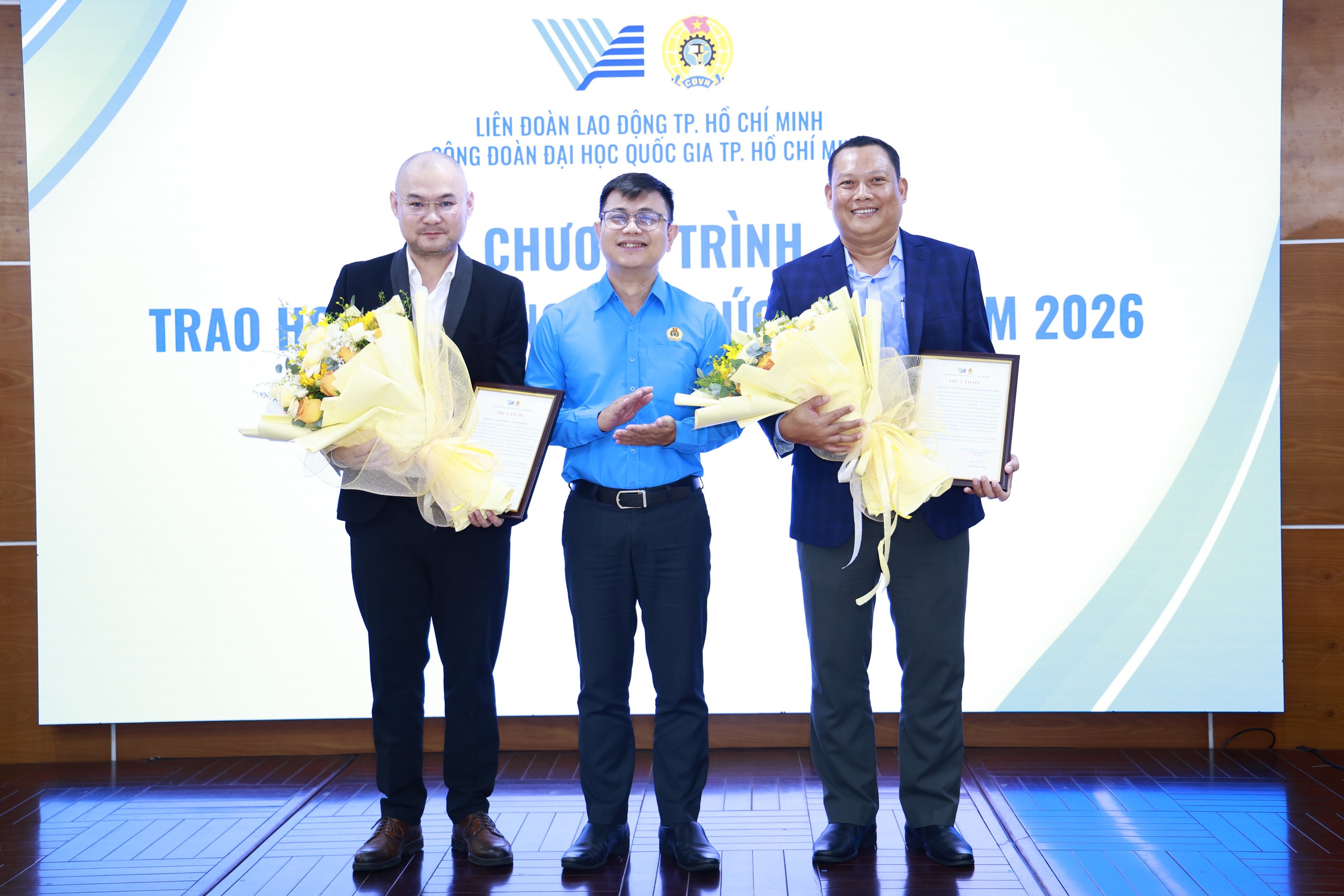 C&ocirc;ng đo&agrave;n Đại học Quốc gia TPHCM tiếp sức học sinh v&agrave; tri &acirc;n người lao động - Ảnh 1.