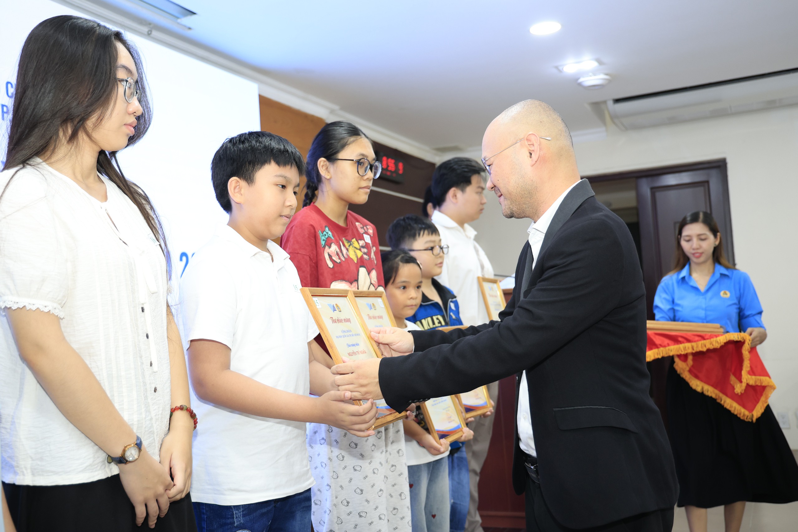 C&ocirc;ng đo&agrave;n Đại học Quốc gia TPHCM tiếp sức học sinh v&agrave; tri &acirc;n người lao động - Ảnh 4.