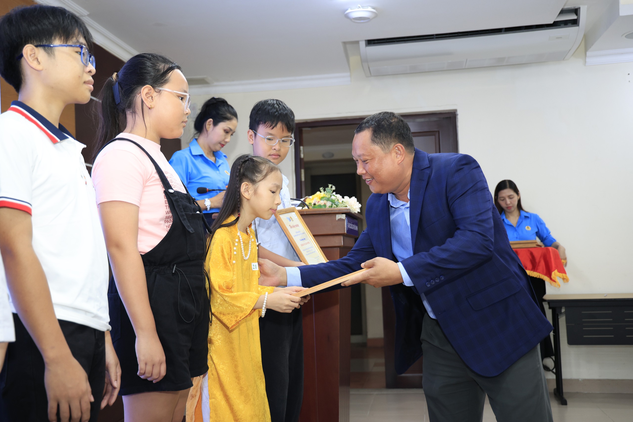 C&ocirc;ng đo&agrave;n Đại học Quốc gia TPHCM tiếp sức học sinh v&agrave; tri &acirc;n người lao động - Ảnh 5.