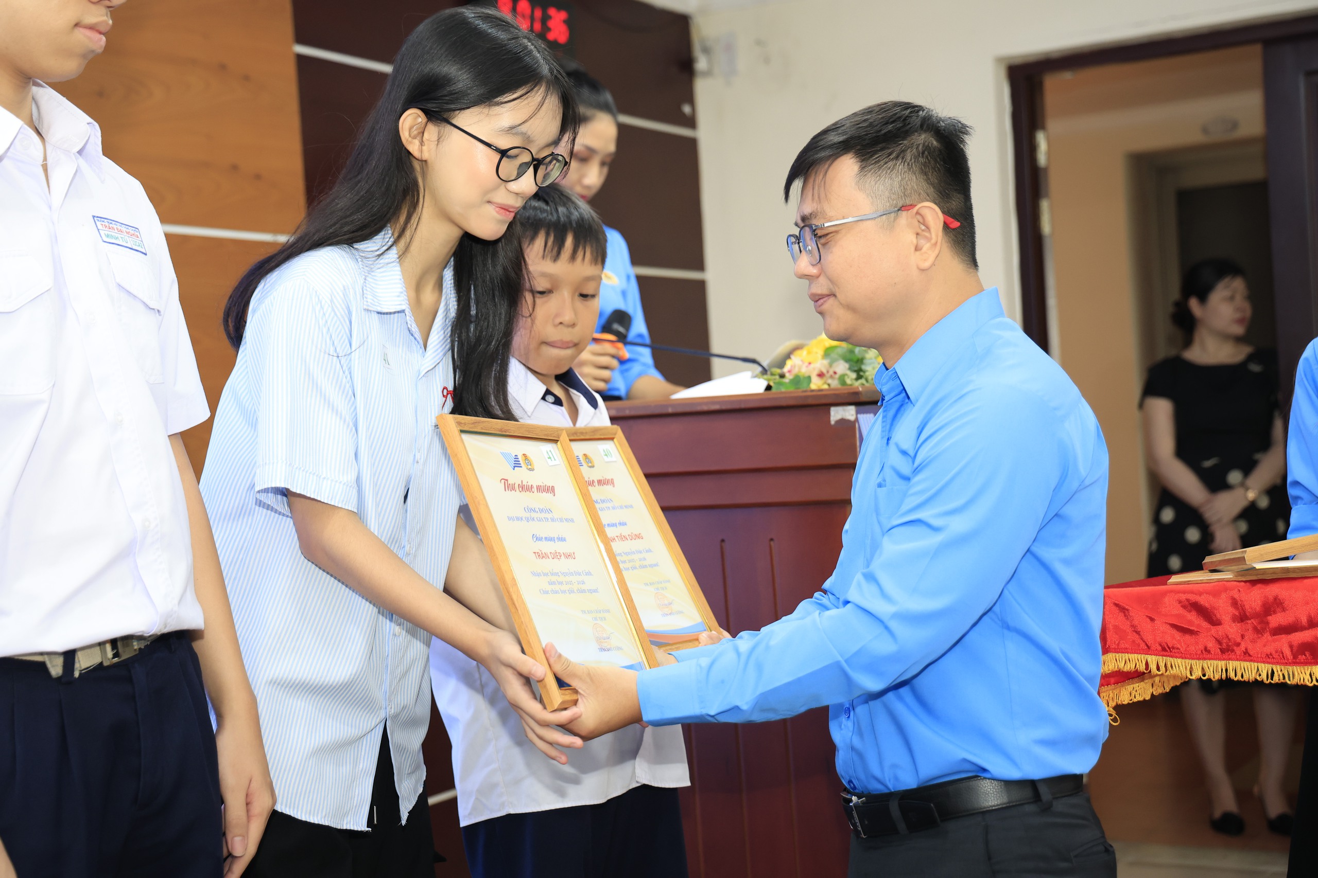 C&ocirc;ng đo&agrave;n Đại học Quốc gia TPHCM tiếp sức học sinh v&agrave; tri &acirc;n người lao động - Ảnh 2.