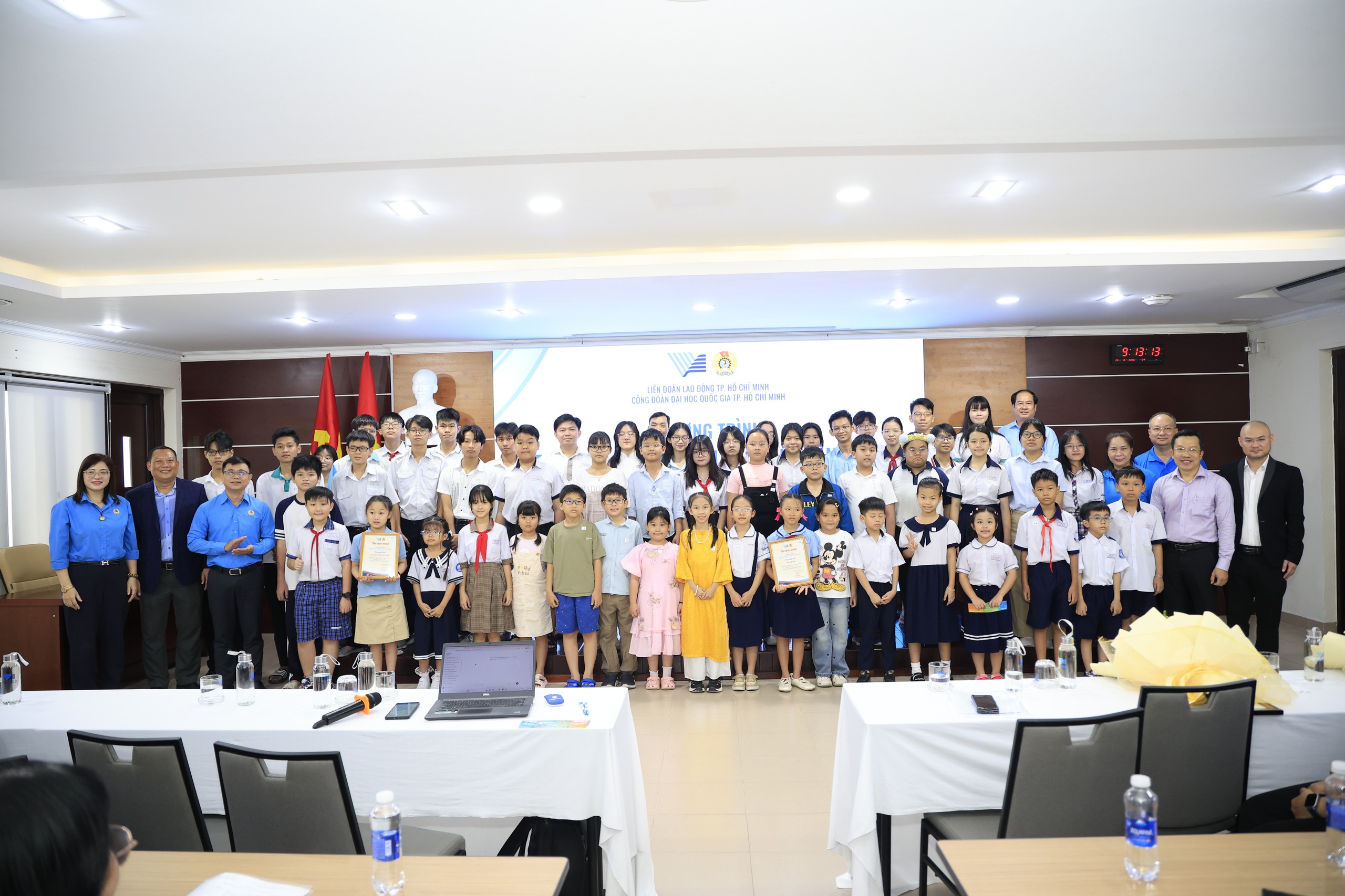 C&ocirc;ng đo&agrave;n Đại học Quốc gia TPHCM tiếp sức học sinh v&agrave; tri &acirc;n người lao động - Ảnh 6.