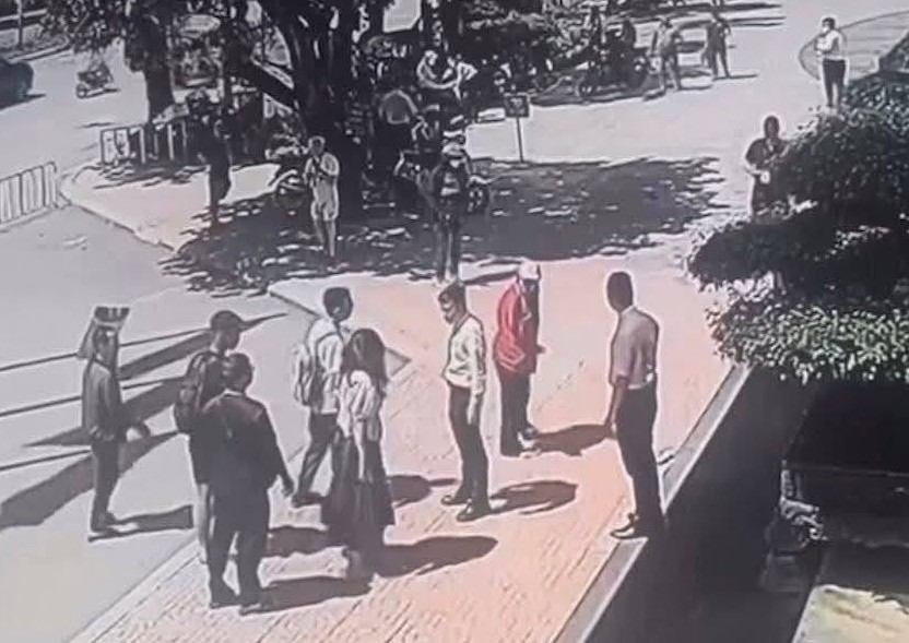 Triệu tập nữ shipper hành hung, nắm tóc kéo lê nữ khách hàng trẻ - Ảnh 2.