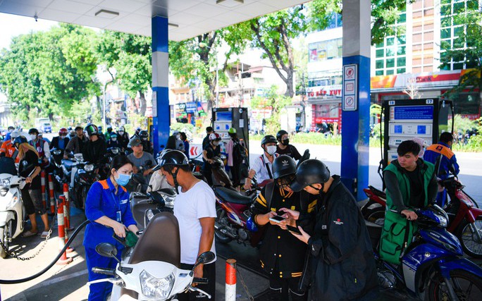 Giá xăng dầu lại đồng loạt giảm sâu, có loại gần 1.700 đồng/lít