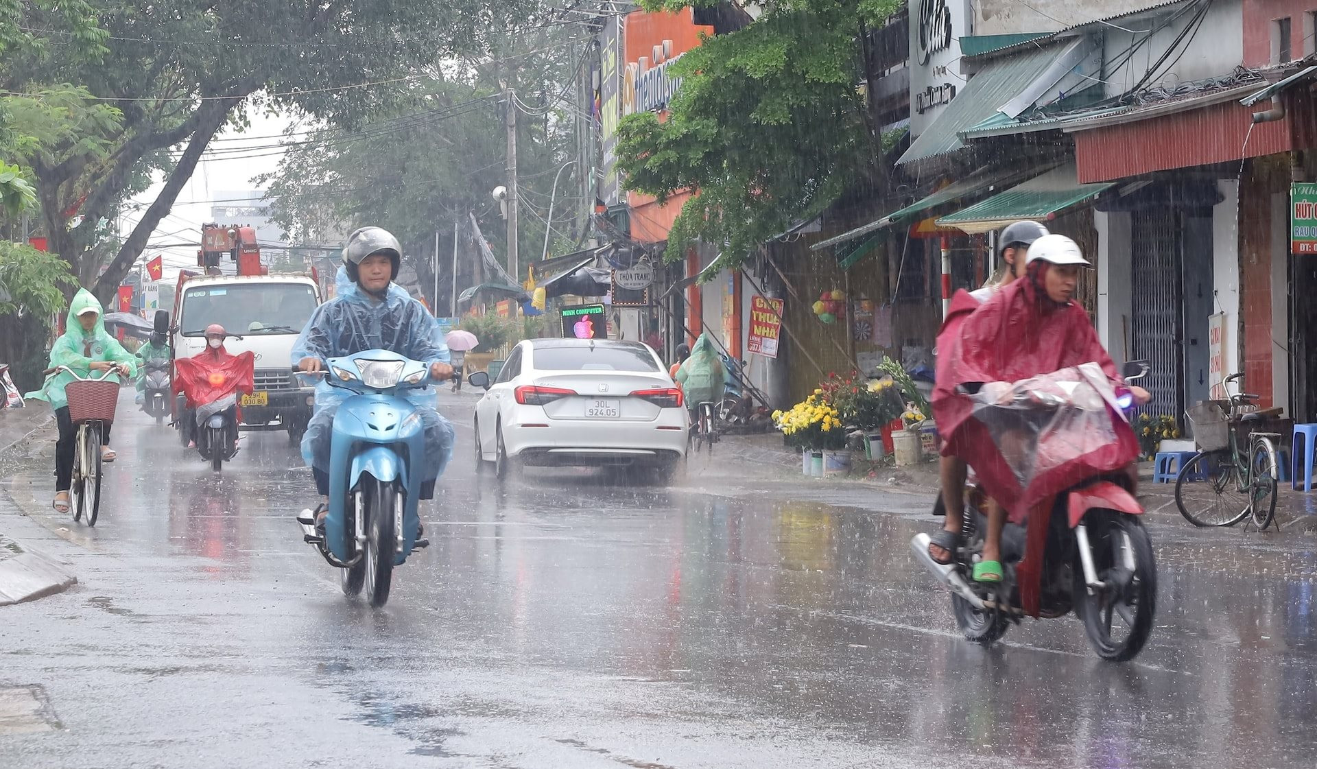 Mưa v&agrave;ng giải nhiệt cho miền Bắc, miền Trung tiếp tục nắng n&oacute;ng gay gắt tới tr&ecirc;n 40 độ C - Ảnh 1.