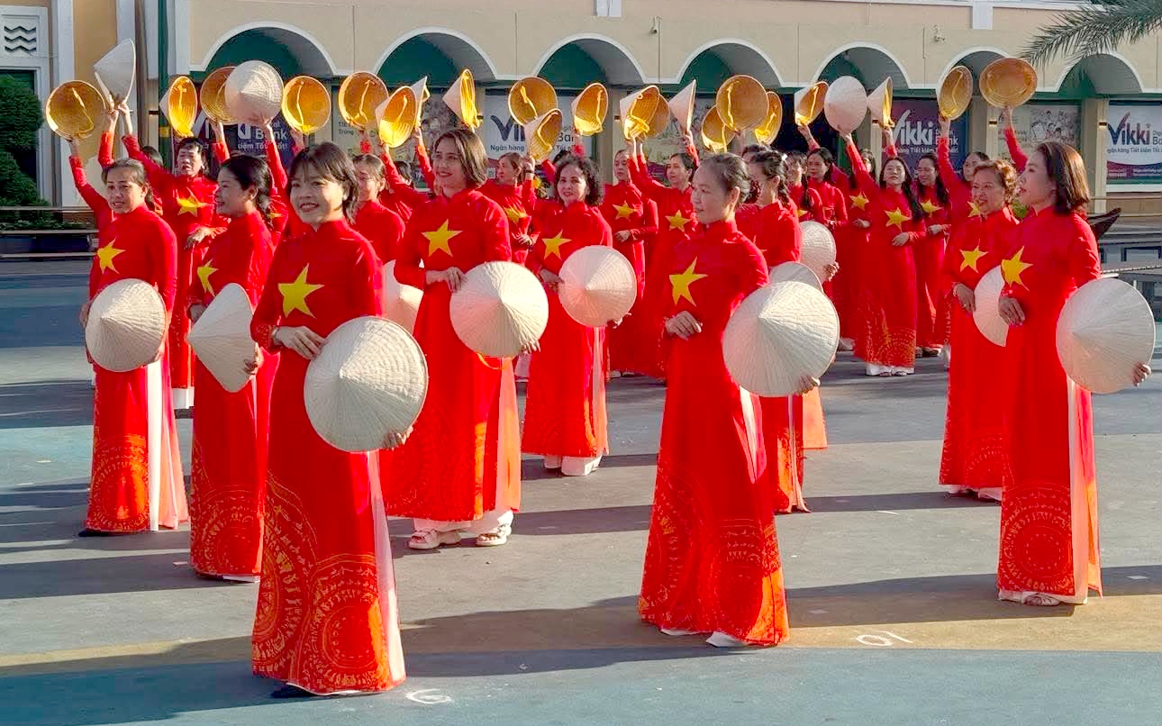 Đồng diễn dân vũ thể thao chào mừng 50 năm thành phố mang tên Bác