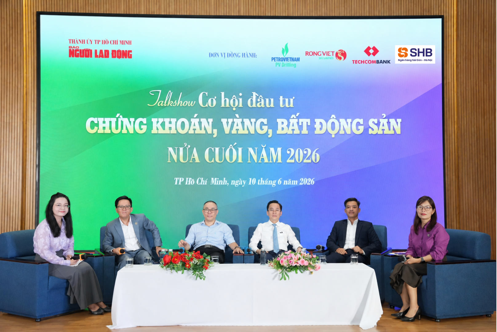 Ki&ecirc;n nhẫn với v&agrave;ng, chứng kho&aacute;n nửa cuối năm - Ảnh 1.