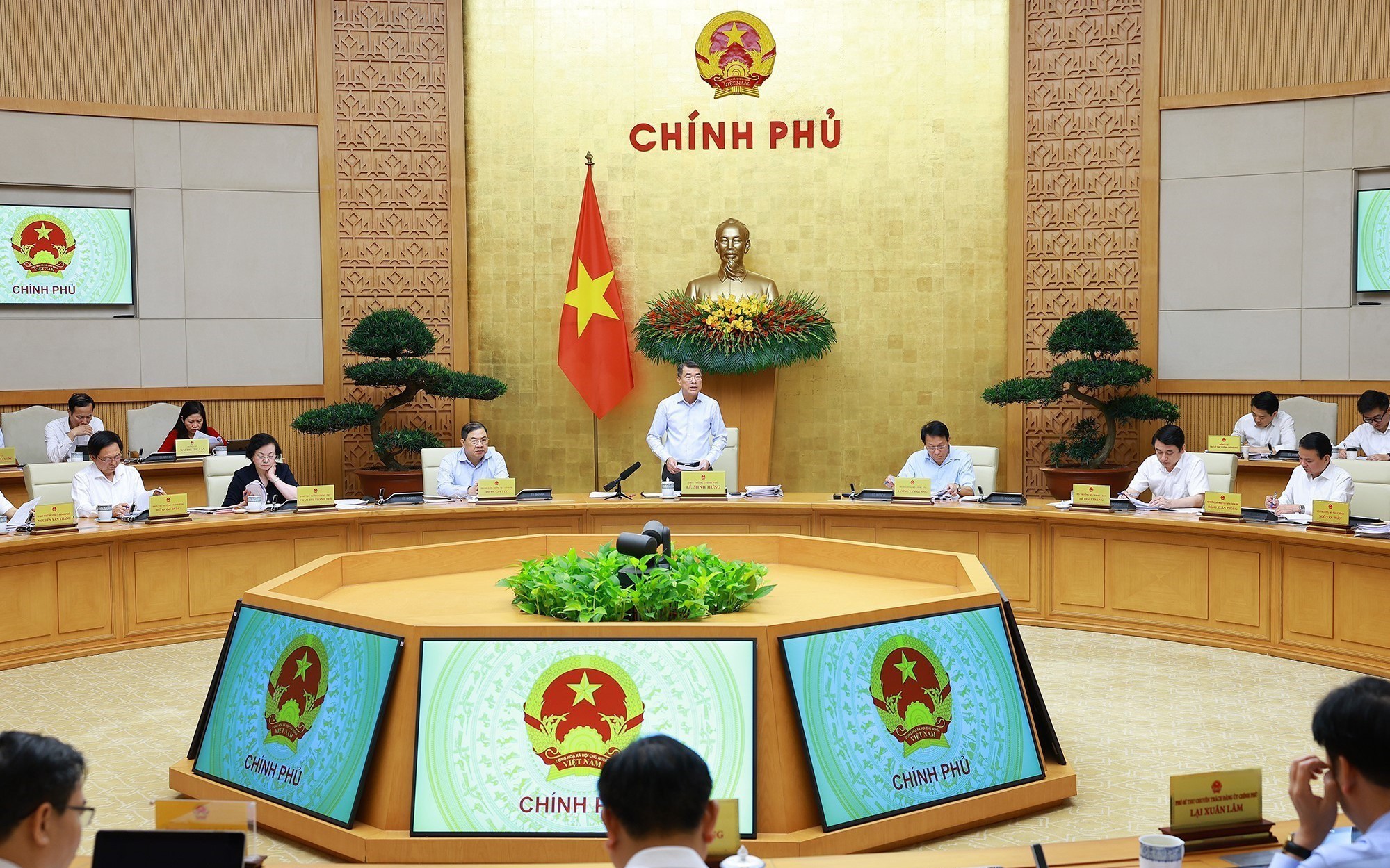 Hoàn thiện thể chế, tạo động lực phát triển kinh tế - xã hội