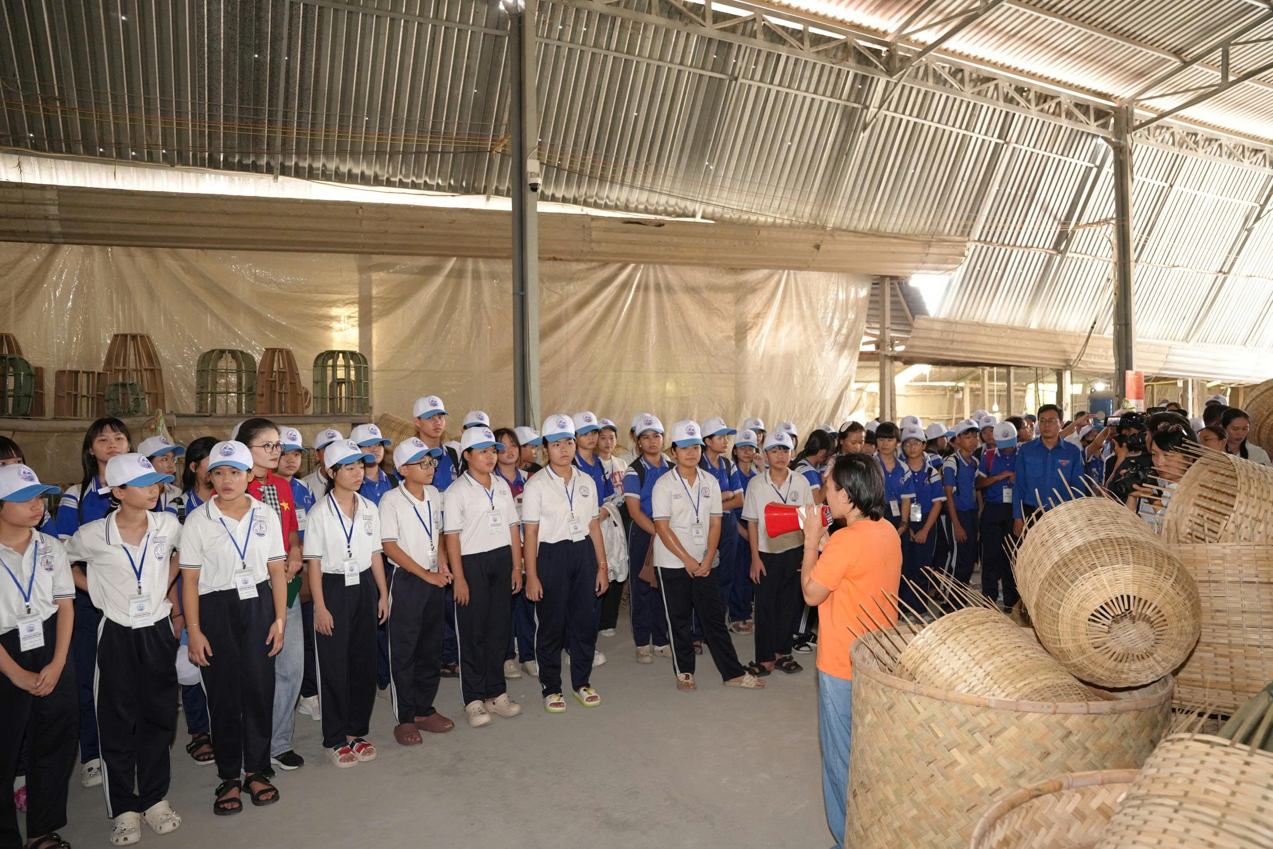 100 học sinh trải nghiệm nghề truyền thống và nông nghiệp công nghệ cao - Ảnh 1.