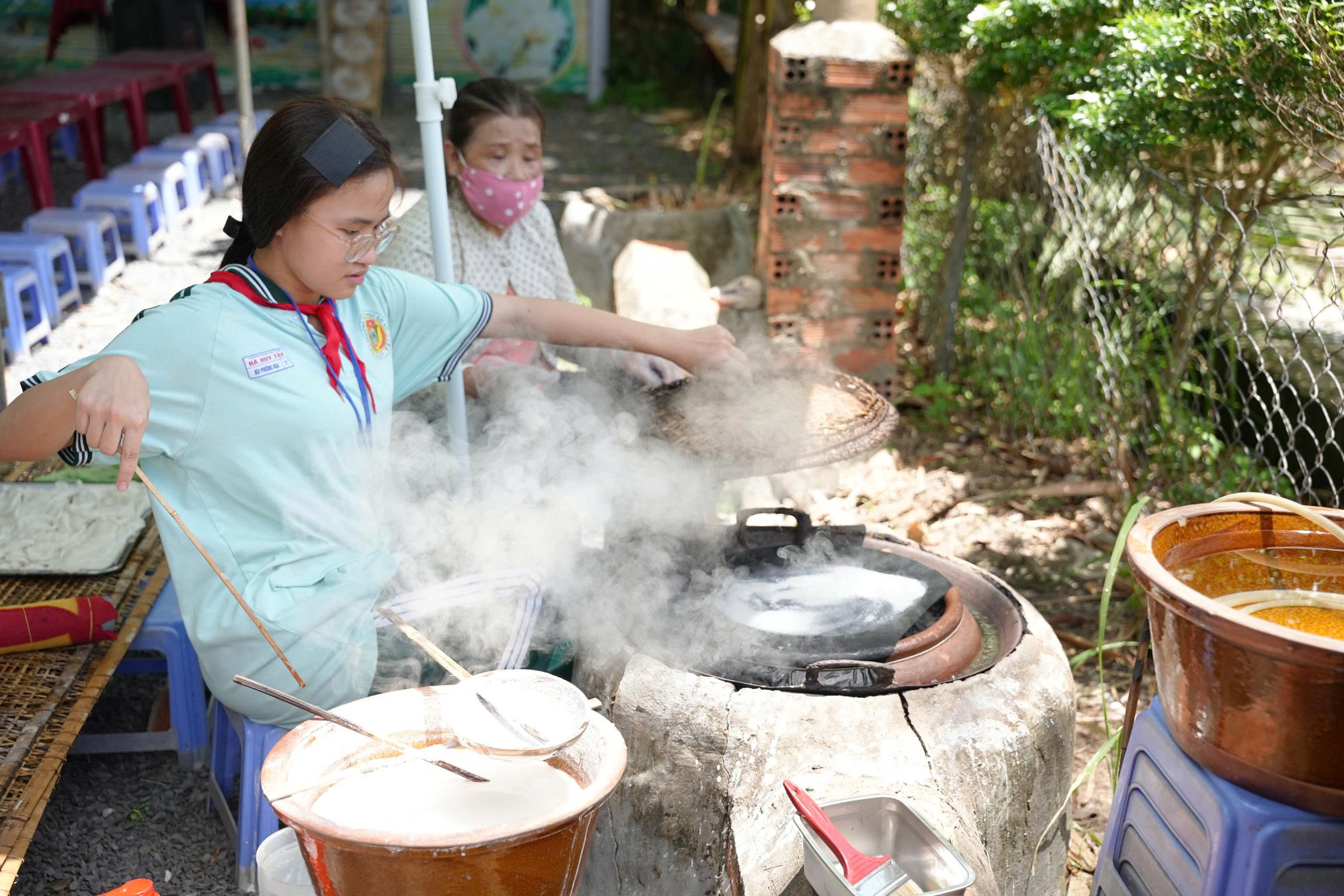 100 học sinh trải nghiệm nghề truyền thống và nông nghiệp công nghệ cao - Ảnh 4.