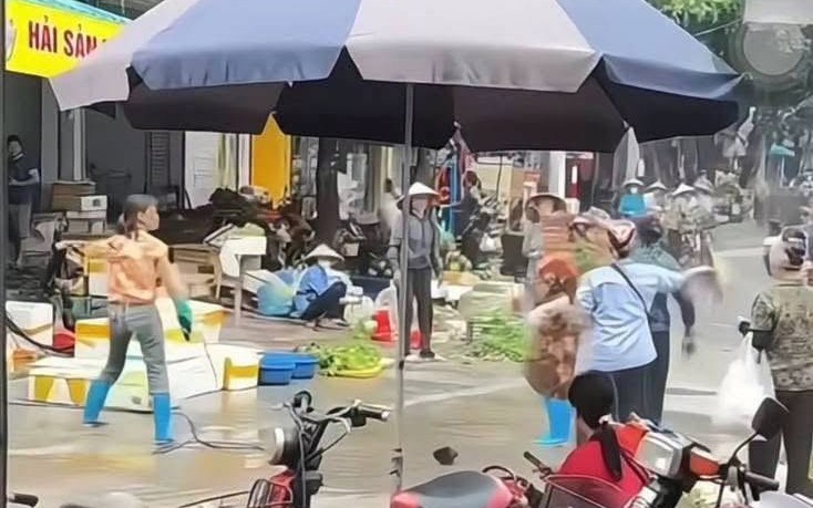 Khởi tố người phụ nữ dùng vòi rửa xe cao áp xịt chảy máu mắt bà bán rau