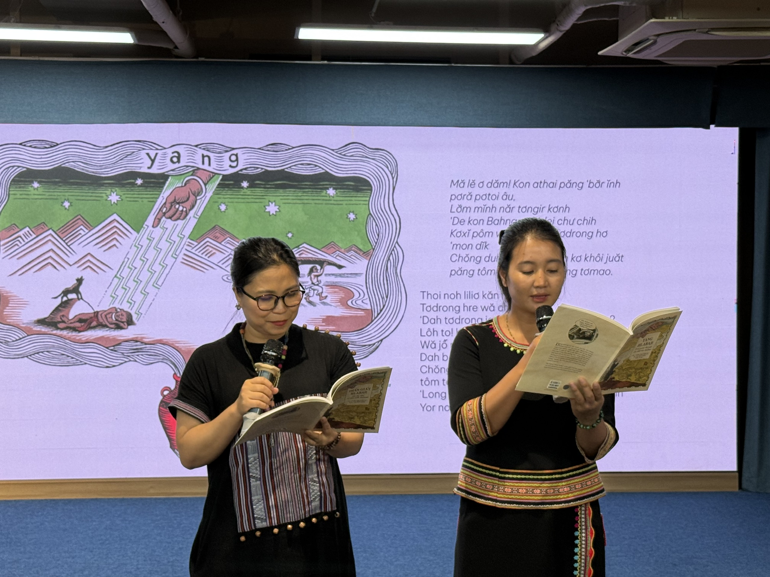 Ra mắt sách "Thần Giấy Hlabar – Sử thi nhỏ về chữ viết Bahnar" - Ảnh 1.