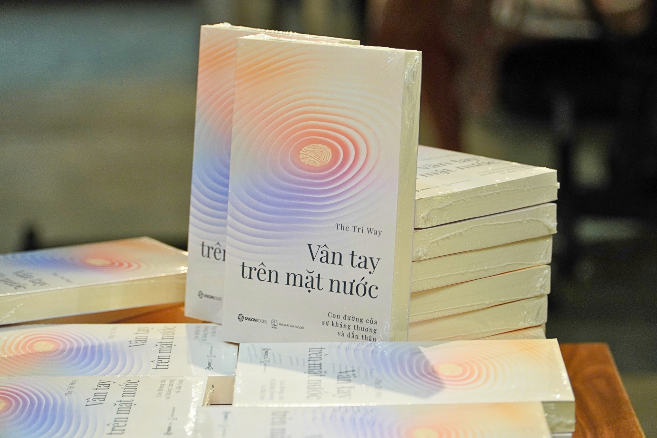 "Vân tay trên mặt nước": Hành trình đối thoại đầy nhân bản - Ảnh 1.