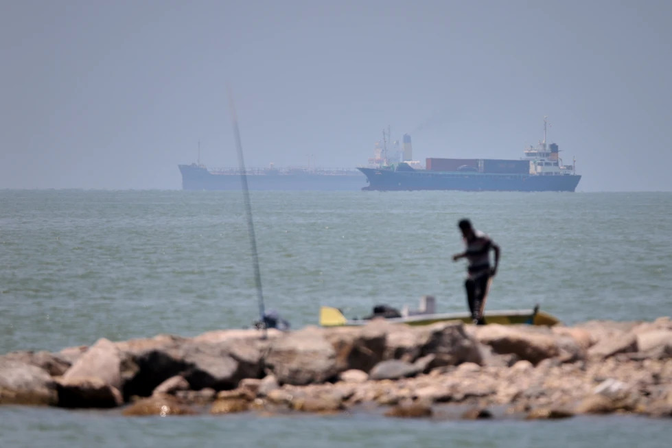 Iran tấn công Bahrain, tàu dầu lại bị đánh ở Hormuz - Ảnh 1.