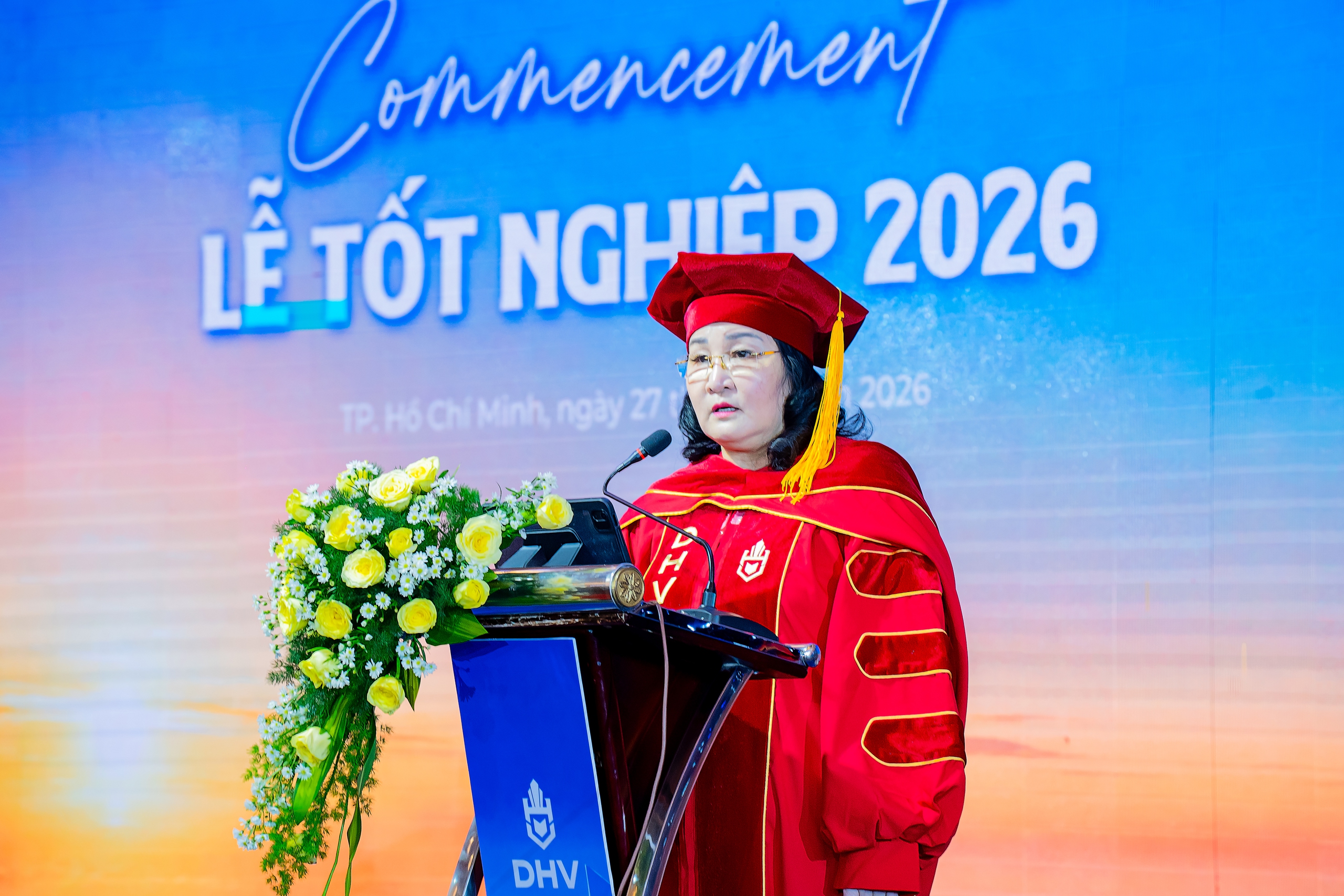 Đại học Hùng Vương TP HCM trao bằng cho 243 tân thạc sĩ và tân cử nhân - Ảnh 2.