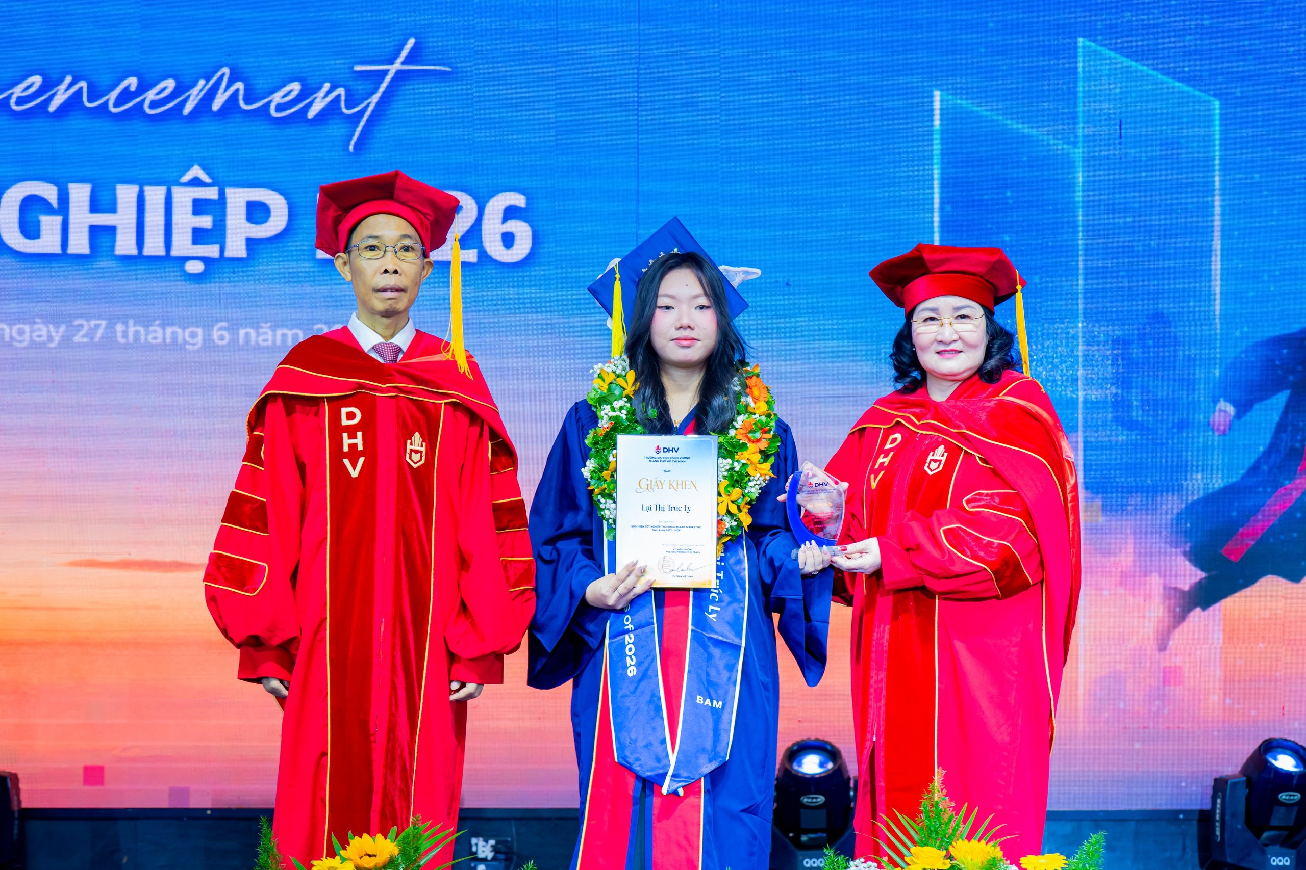 Đại học Hùng Vương TP HCM trao bằng cho 243 tân thạc sĩ và tân cử nhân - Ảnh 3.