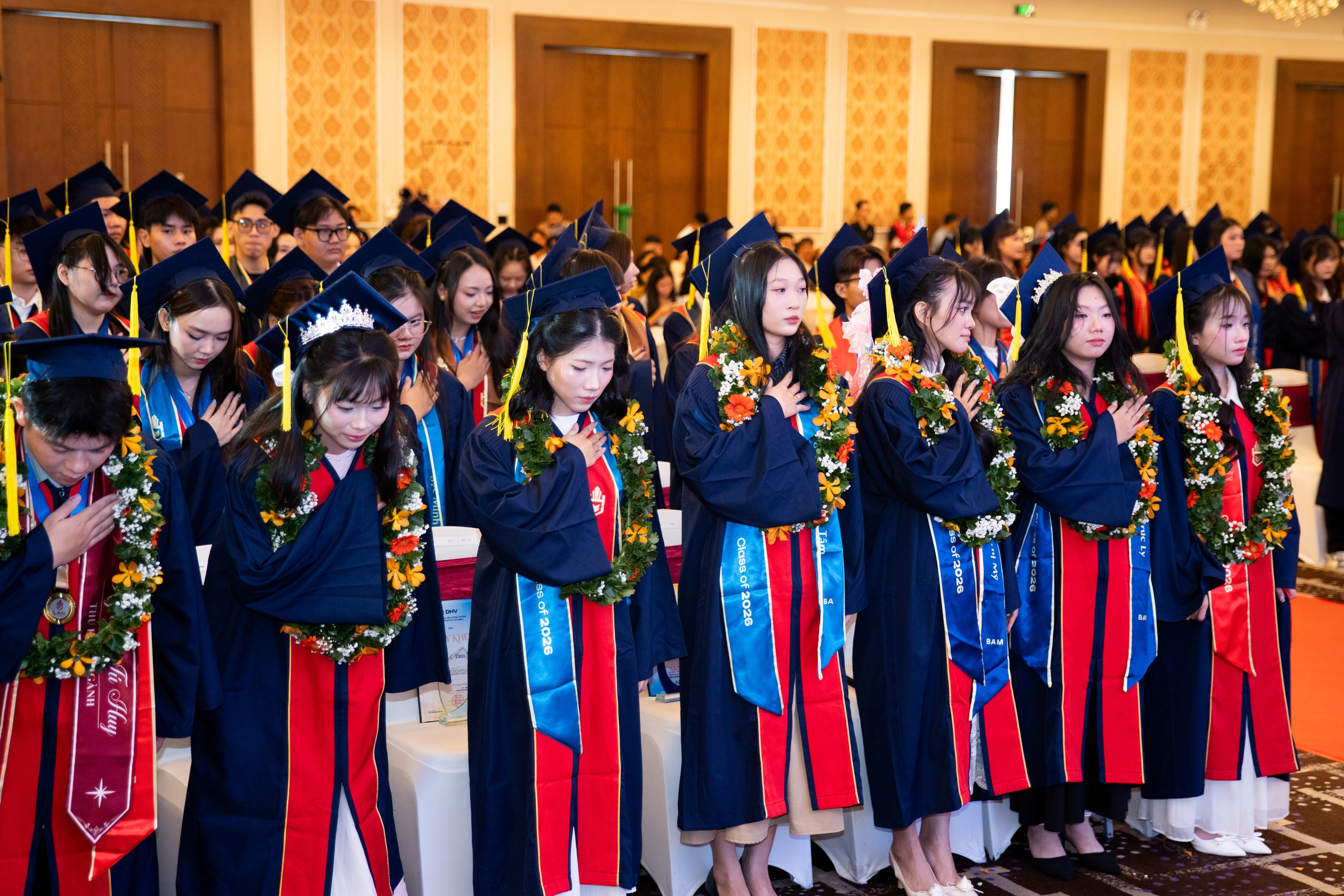Đại học Hùng Vương TP HCM trao bằng cho 243 tân thạc sĩ và tân cử nhân - Ảnh 5.