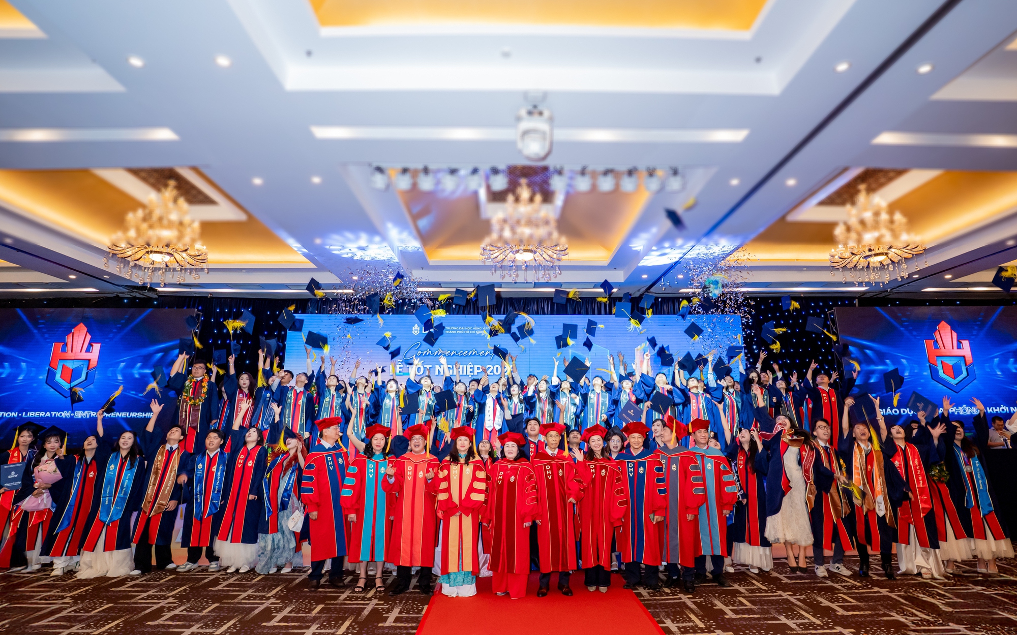 Trường ĐH Hùng Vương TP HCM trao bằng cho tân thạc sĩ và tân cử nhân