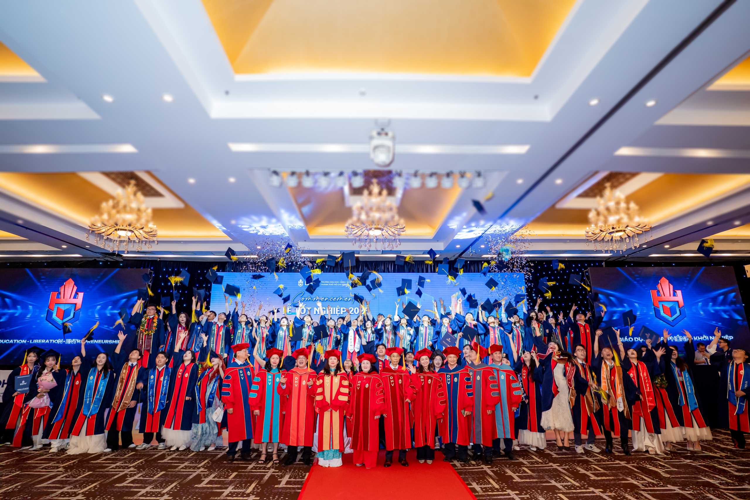 Đại học Hùng Vương TP HCM trao bằng cho 243 tân thạc sĩ và tân cử nhân - Ảnh 6.