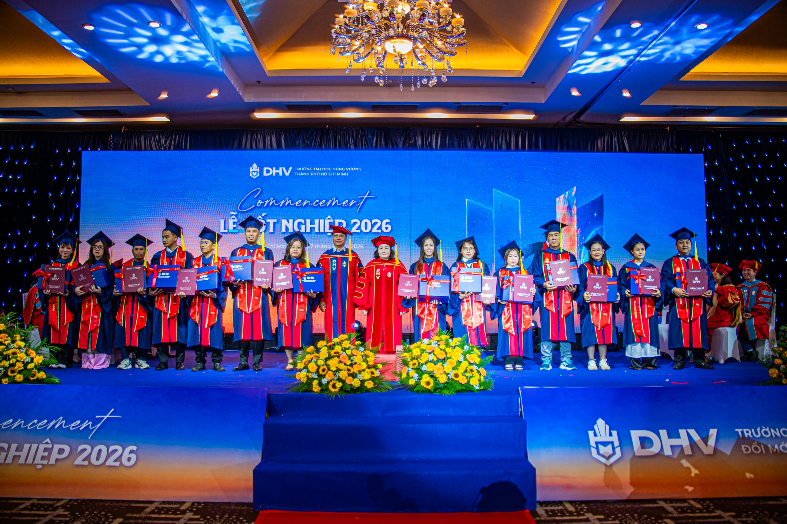 Đại học Hùng Vương TP HCM trao bằng cho 243 tân thạc sĩ và tân cử nhân - Ảnh 1.