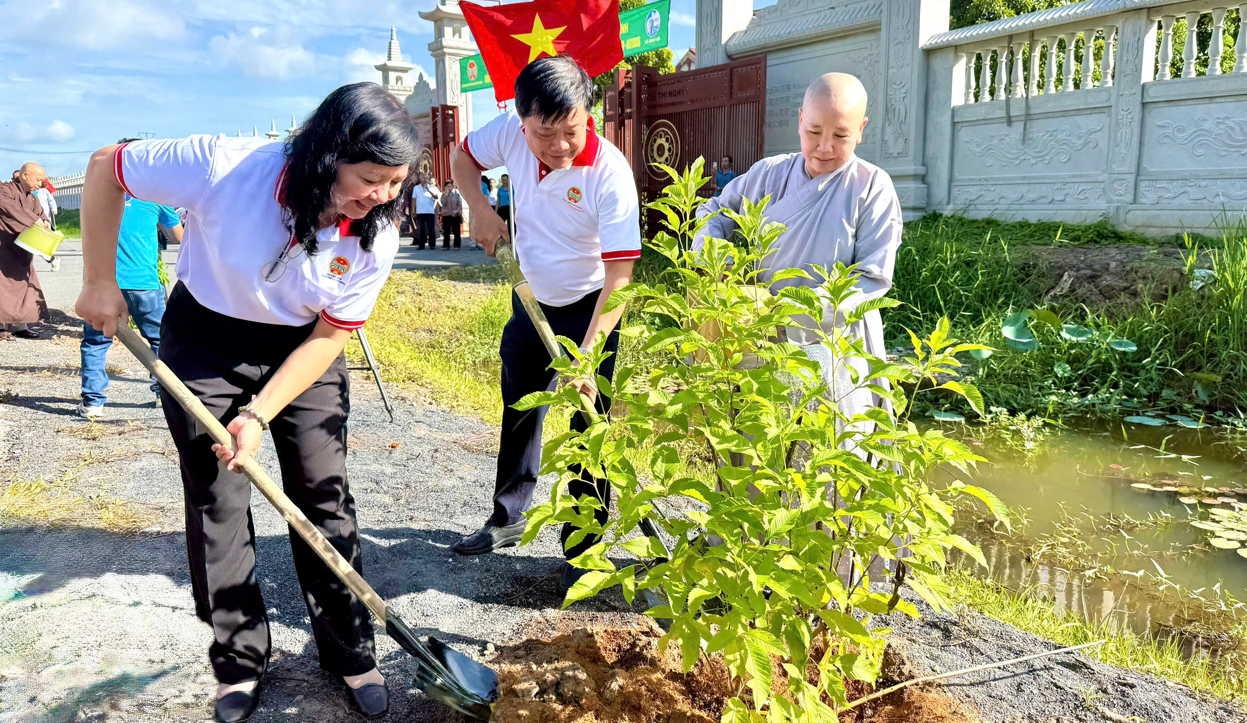 X&atilde; B&igrave;nh Lợi, TPHCM: Ra mắt c&ocirc;ng tr&igrave;nh tuyến đường hoa kiểu mẫu gắn với chuyển đổi số - Ảnh 5.