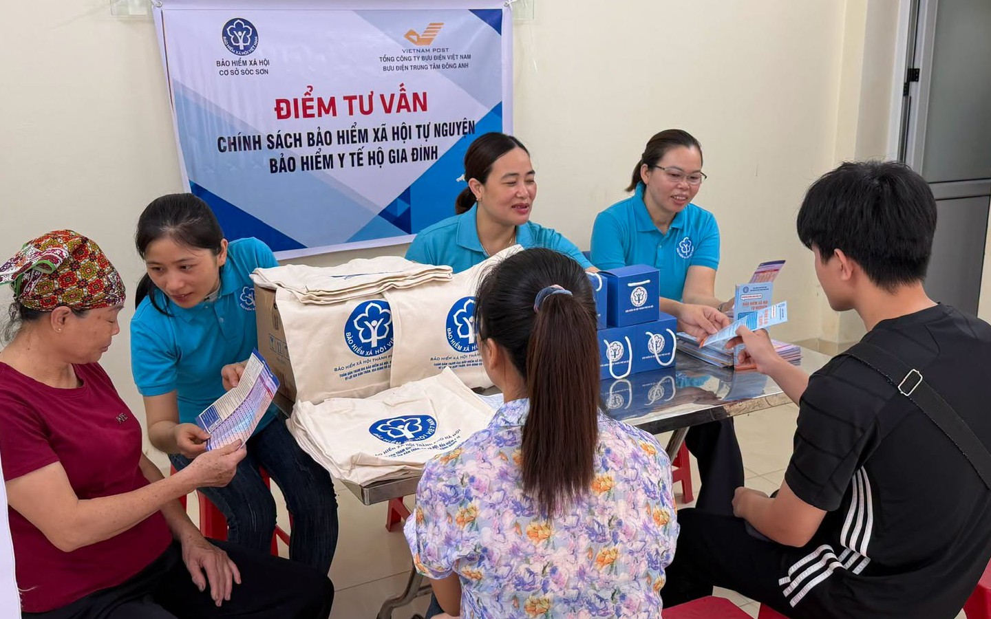 Đưa điểm tư vấn chính sách BHYT đến khu dân cư