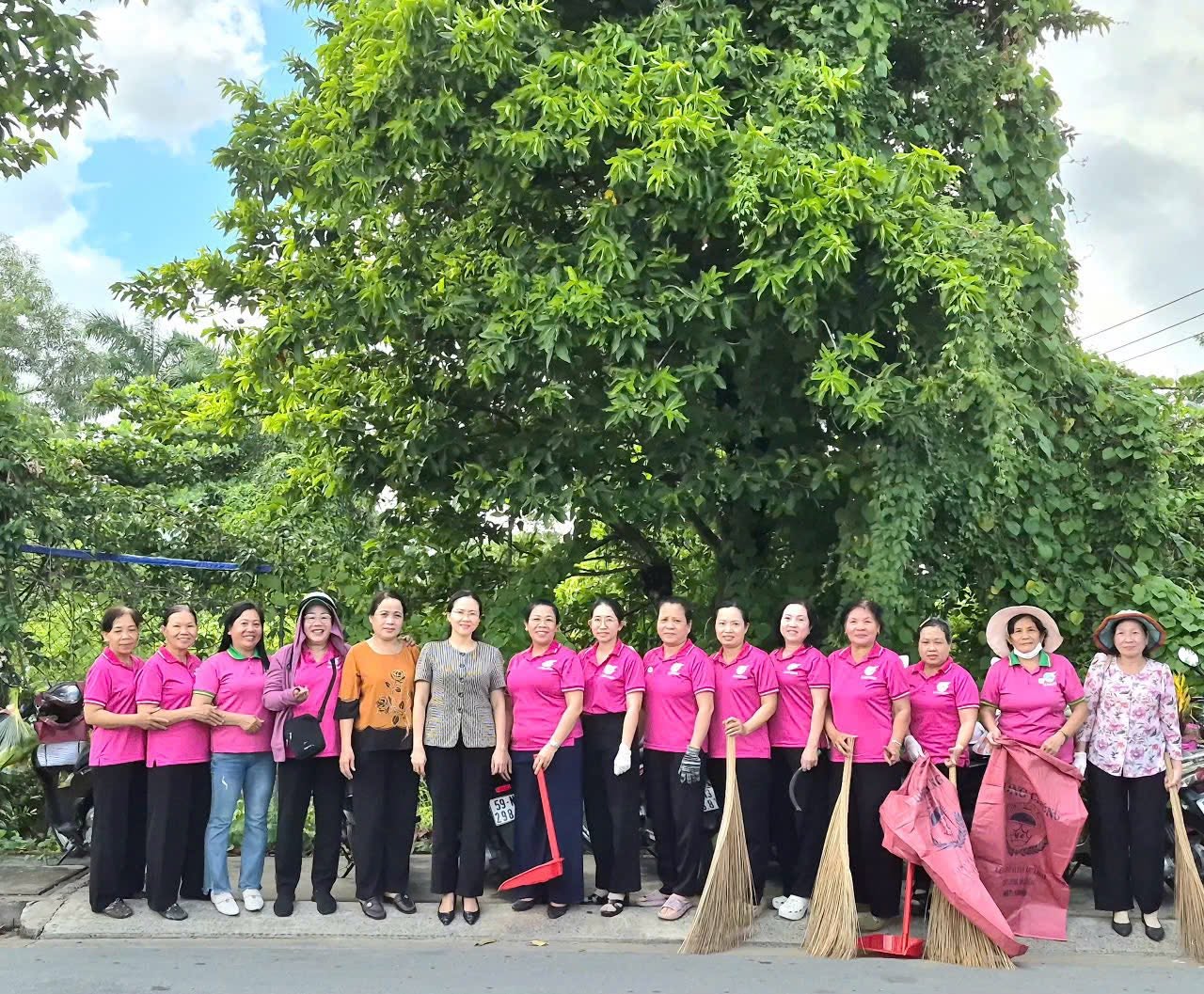 Xã Bình Chánh, TPHCM lan tỏa phong trào sống xanh từ những hành động cụ thể - Ảnh 11.