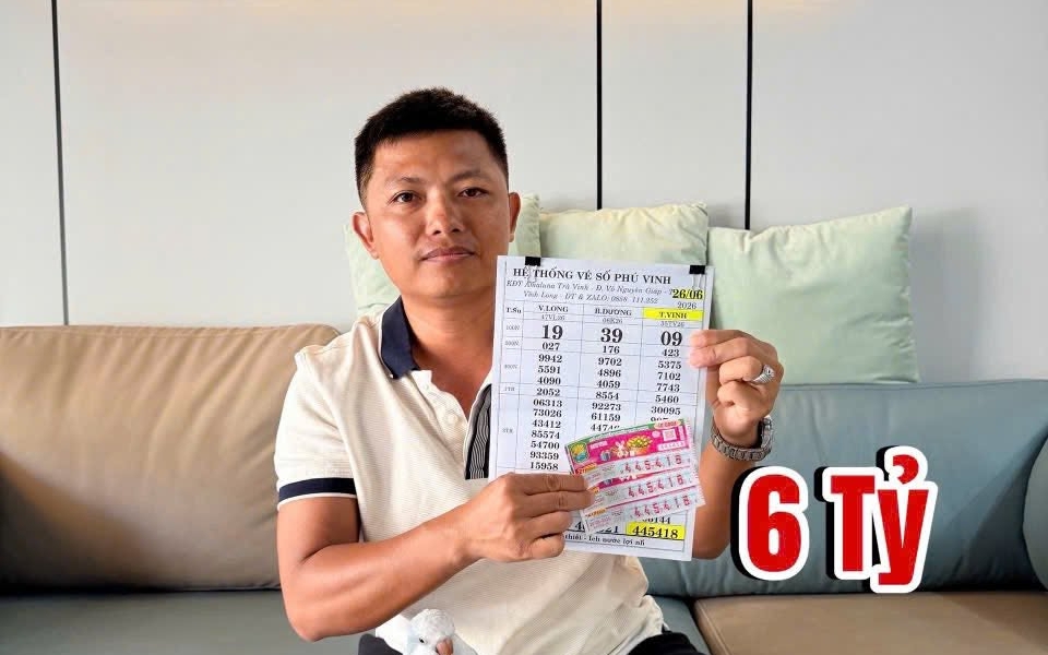 Trúng độc đắc xổ số miền Nam, người đàn ông đưa cả nhà đi đổi thưởng