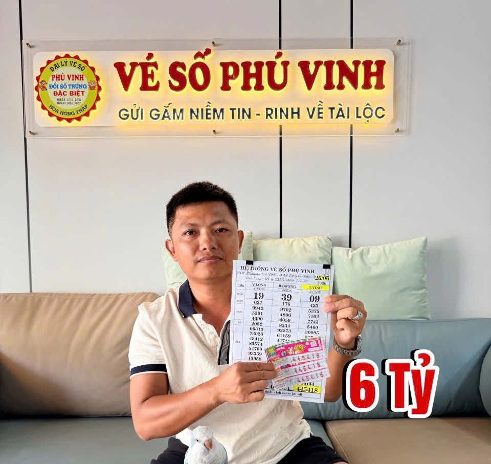 Tr&uacute;ng độc đắc xổ số miền Nam, người đ&agrave;n &ocirc;ng đưa cả nh&agrave; đi đổi thưởng - Ảnh 2.