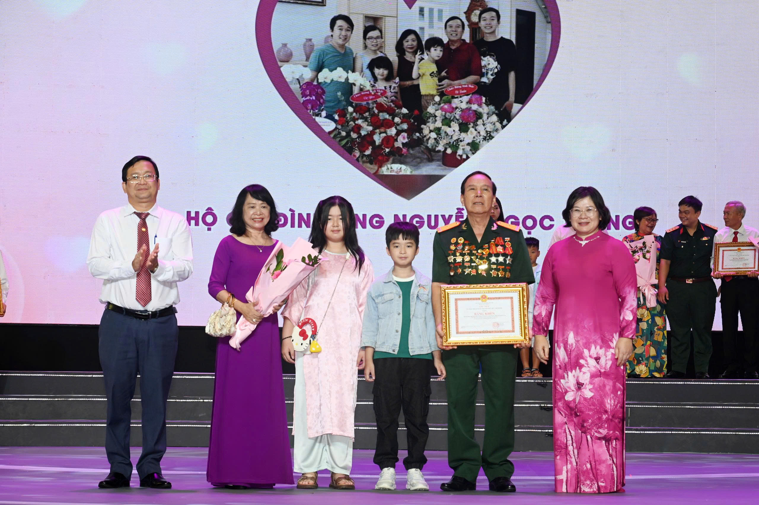 TPHCM tuyên dương 104 gia đình văn hóa - hạnh phúc tiêu biểu - Ảnh 1.