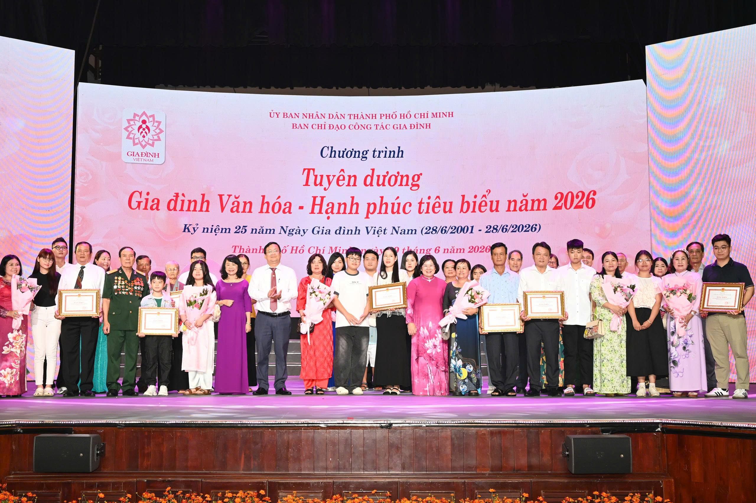 TPHCM tuyên dương 104 gia đình văn hóa - hạnh phúc tiêu biểu - Ảnh 2.