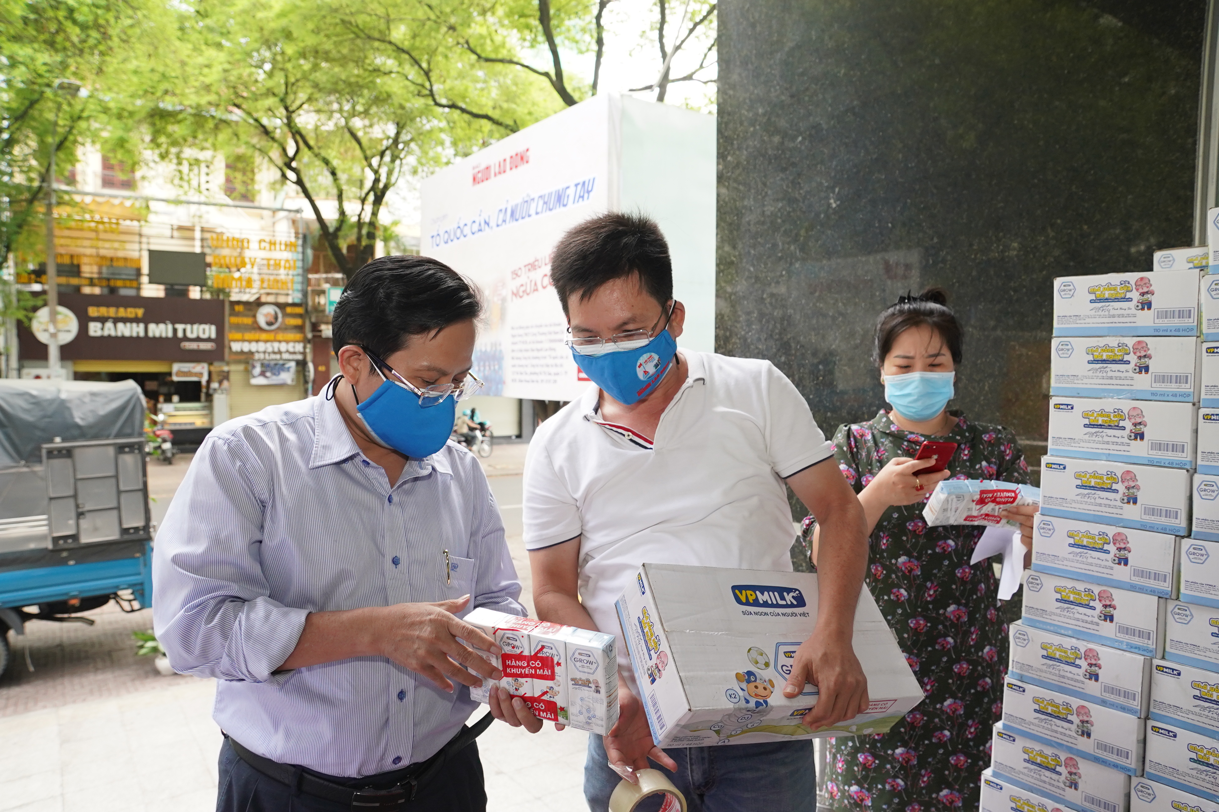 PH&Oacute;NG SỰ ẢNH: Lan tỏa y&ecirc;u thương, bền bỉ phụng sự - Ảnh 2.
