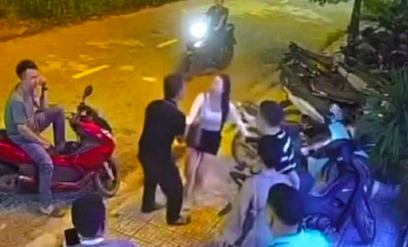 Bắt thanh niên trêu ghẹo, tát cô gái trẻ trước quán karaoke - Ảnh 2.
