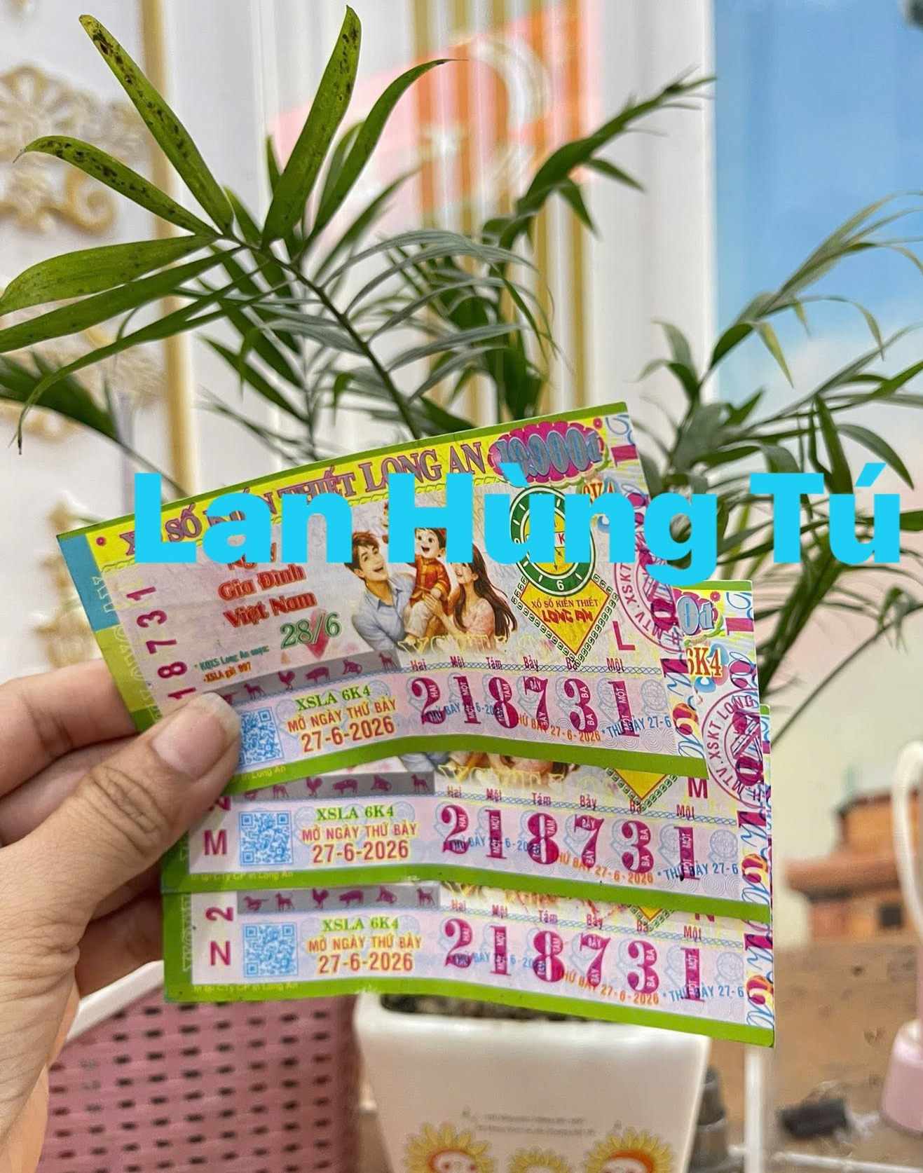Xổ số miền Nam: Chồng dẫn vợ đến đại lý đổi thưởng 18 tỉ đồng - Ảnh 1.