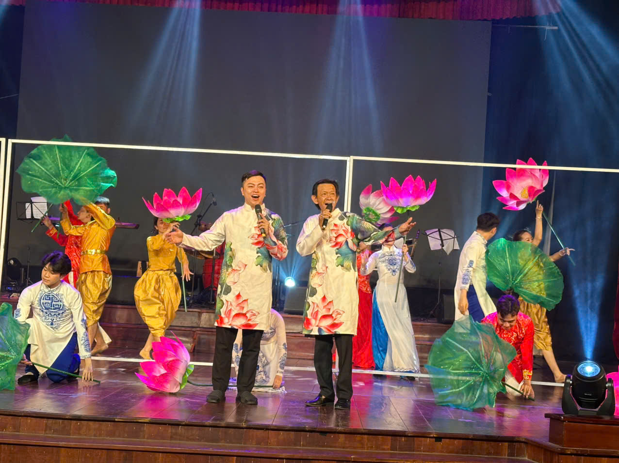 NSƯT Huỳnh Nhật Danh tạo dấu ấn với chương trình “Cầm Thi Giang - Dòng phù sa mới” - Ảnh 2.
