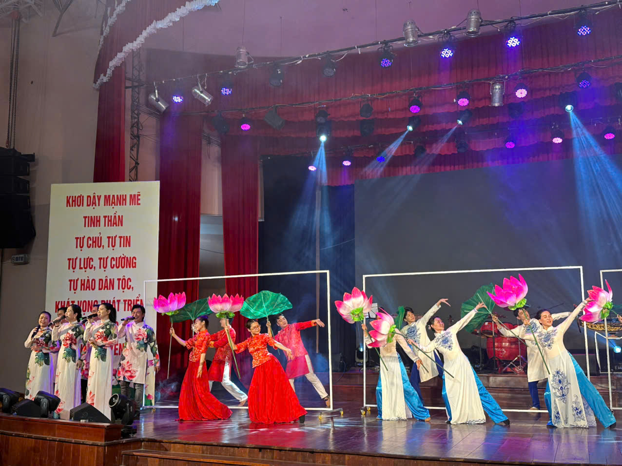 NSƯT Huỳnh Nhật Danh tạo dấu ấn với chương trình “Cầm Thi Giang - Dòng phù sa mới” - Ảnh 3.