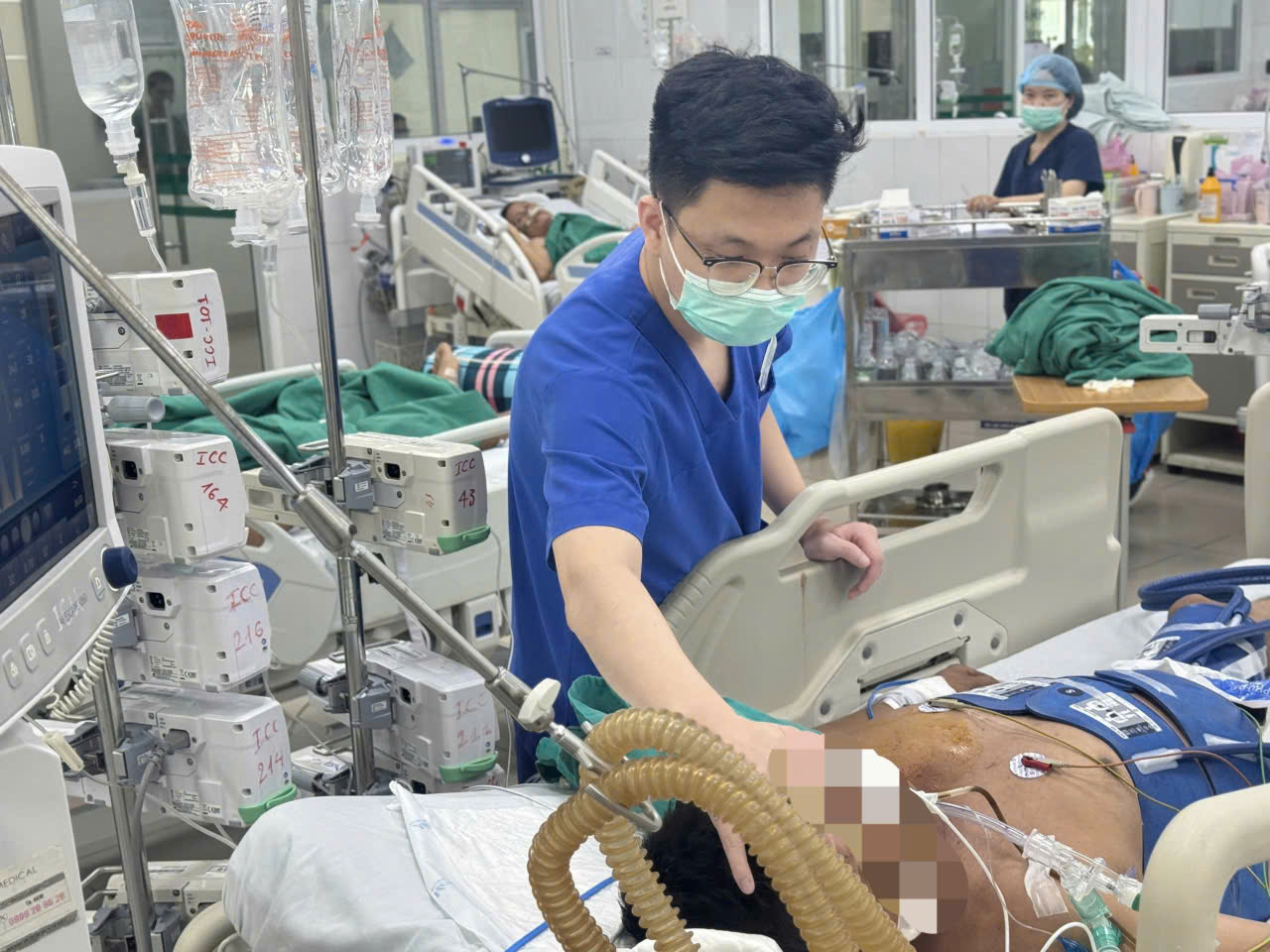 Phát hiện cha nằm bất động, con trai bị điện giật khi lại gần - Ảnh 1.