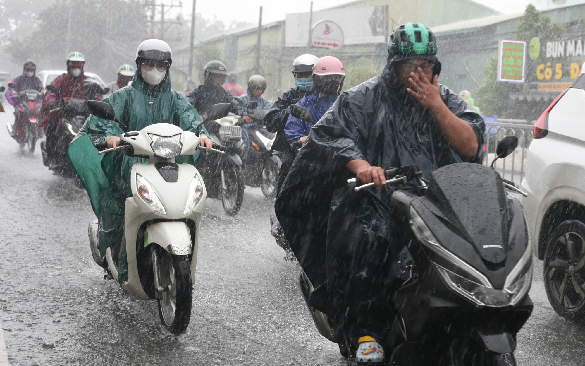 Dự báo thời tiết hôm nay, 3-6: TPHCM và Nam Bộ có mưa rất to