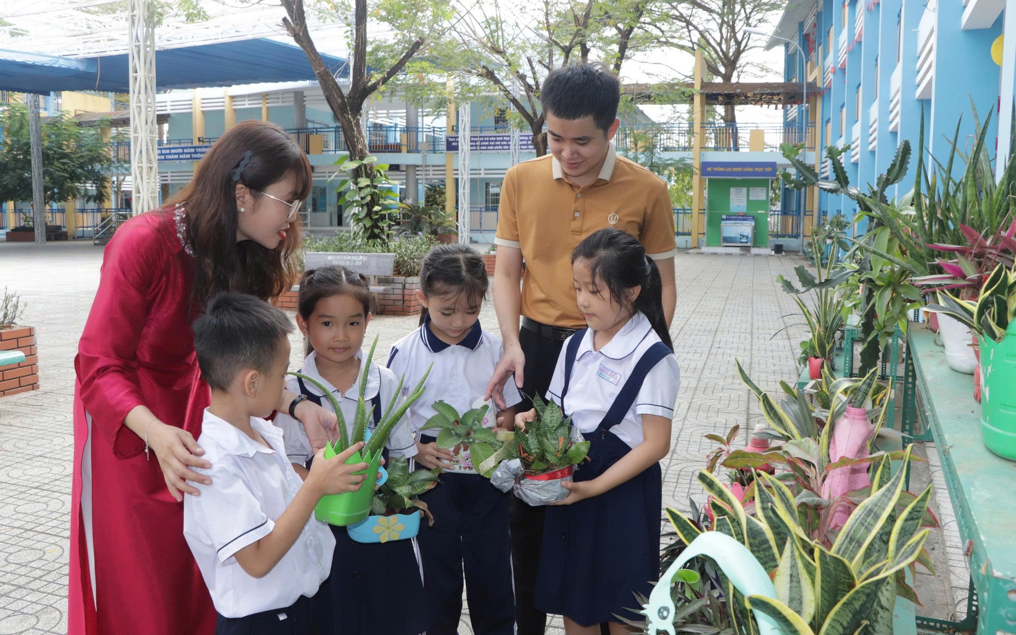 Chung tay phân loại rác, vun đắp tương lai xanh