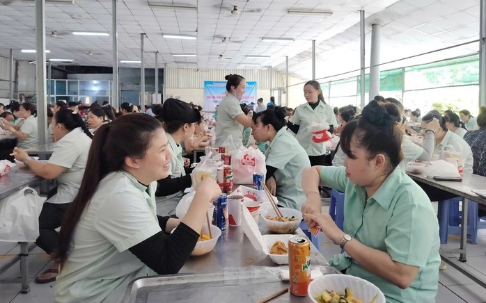 Bữa cơm công nhân sau giờ tăng ca