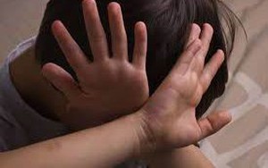 Mẹ kế là giáo viên mầm non bạo hành khiến bé trai 11 tuổi tử vong