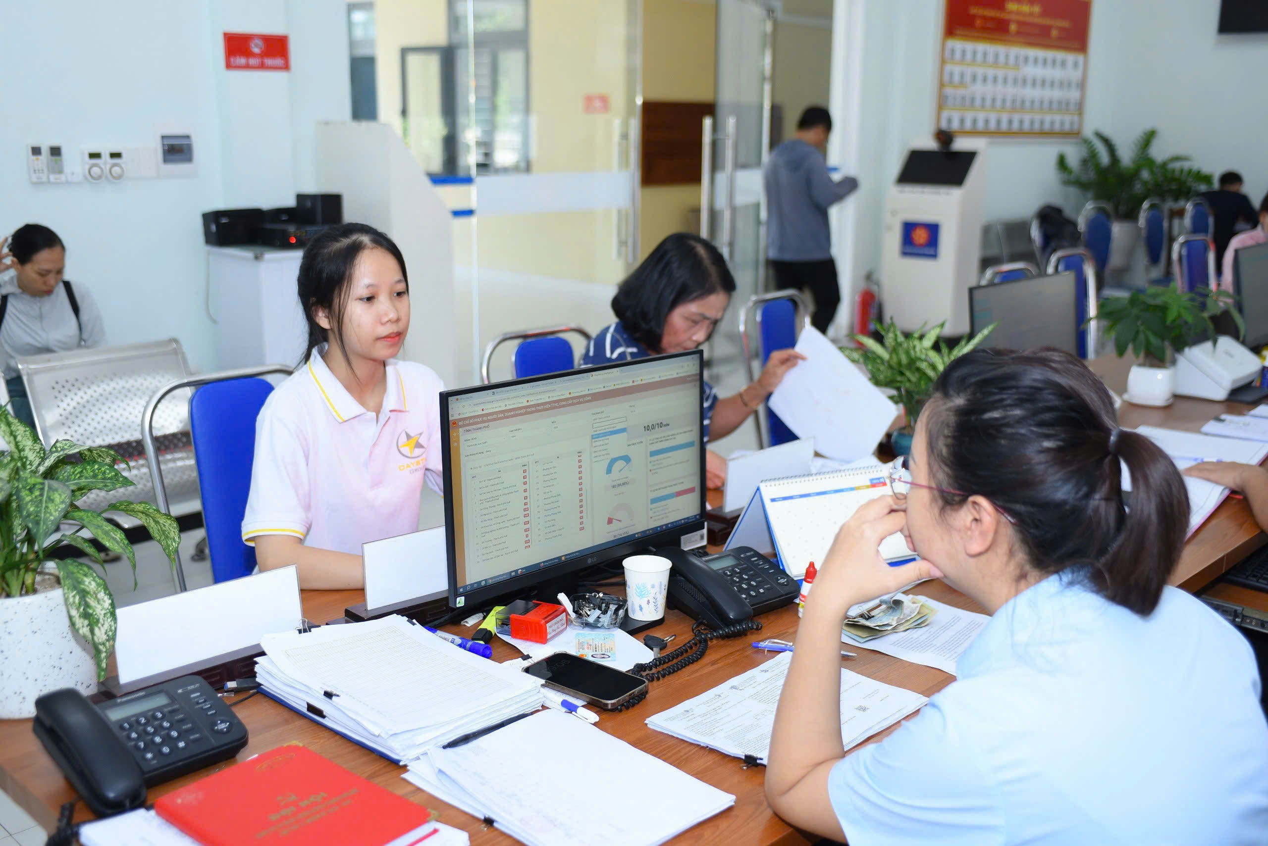 Huế rút ngắn thời gian giải quyết hồ sơ nhờ chính quyền 2 cấp và công nghệ số - Ảnh 2.