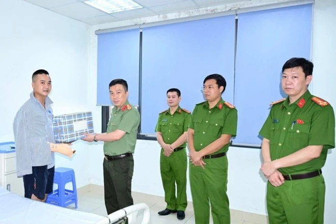 Khen thưởng thanh ni&ecirc;n dũng cảm khống chế đối tượng d&ugrave;ng dao tấn c&ocirc;ng phụ nữ - Ảnh 2.