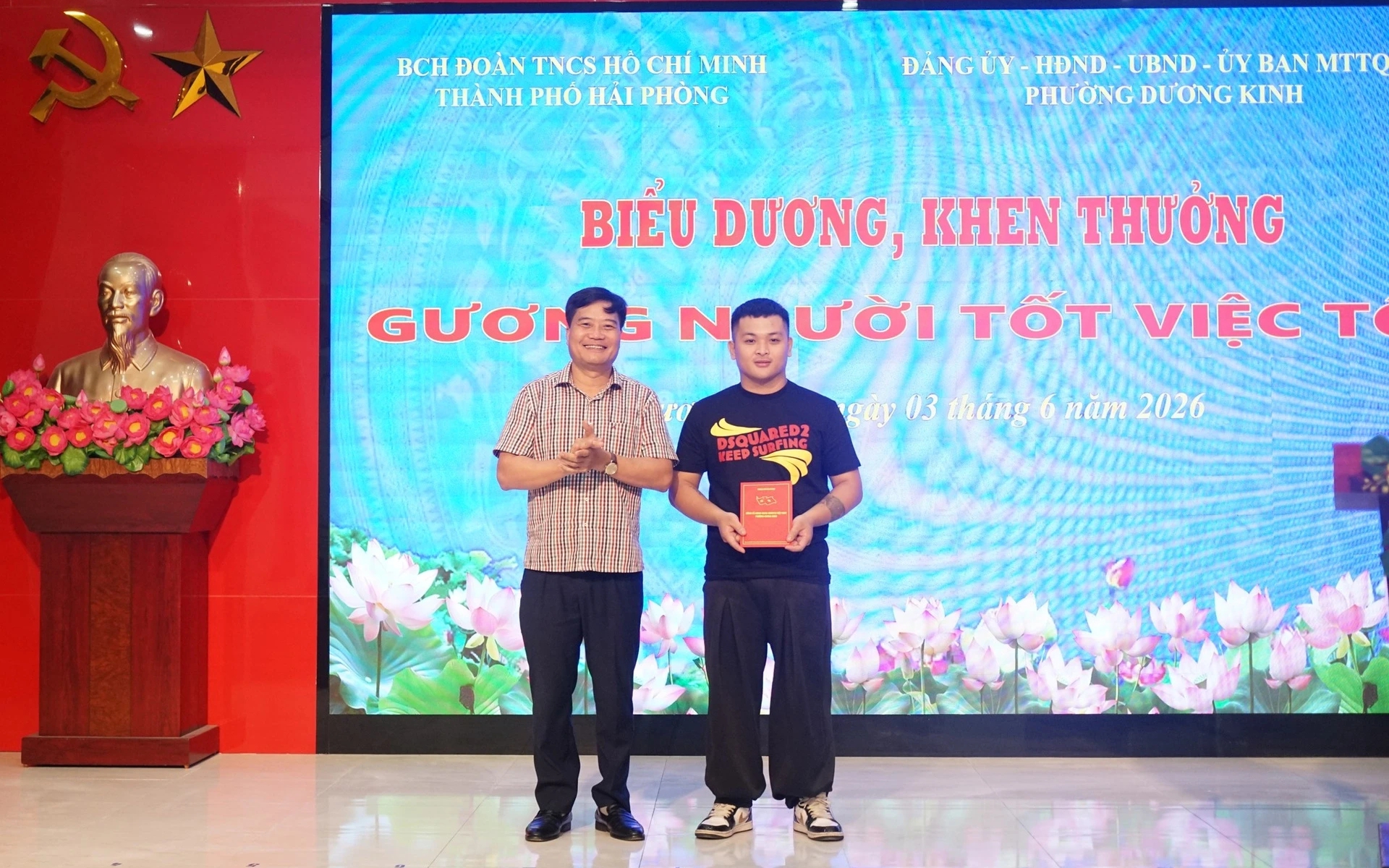 Khen thưởng thanh niên dũng cảm khống chế đối tượng dùng dao tấn công phụ nữ
