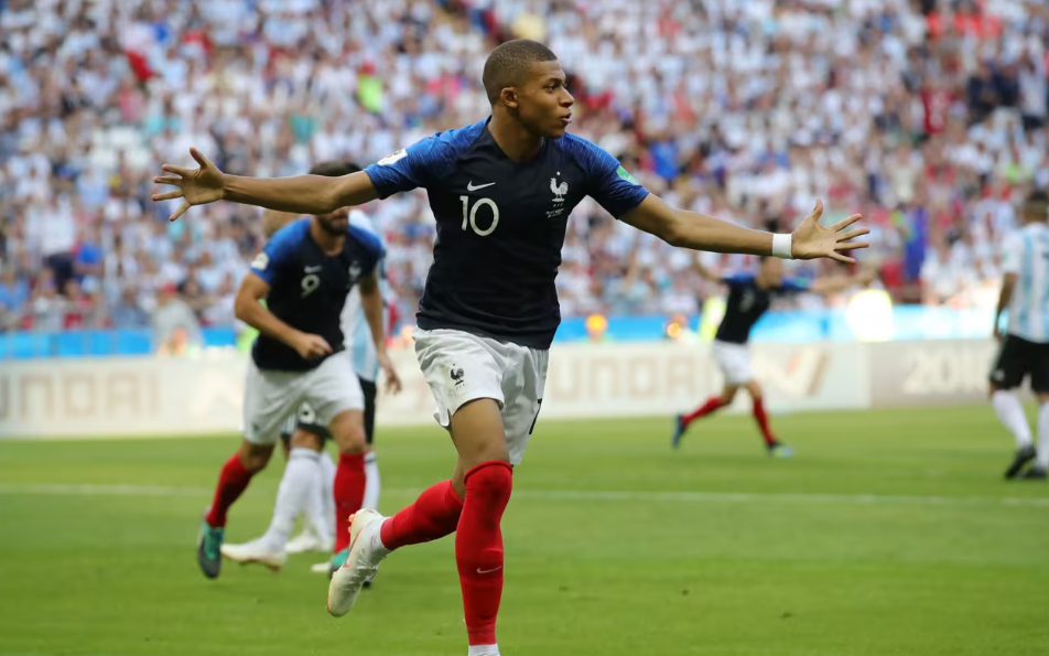 Mbappe sánh ngang Ronaldo "béo", trở thành tay "săn bàn" đỉnh nhất vòng knock-out World Cup