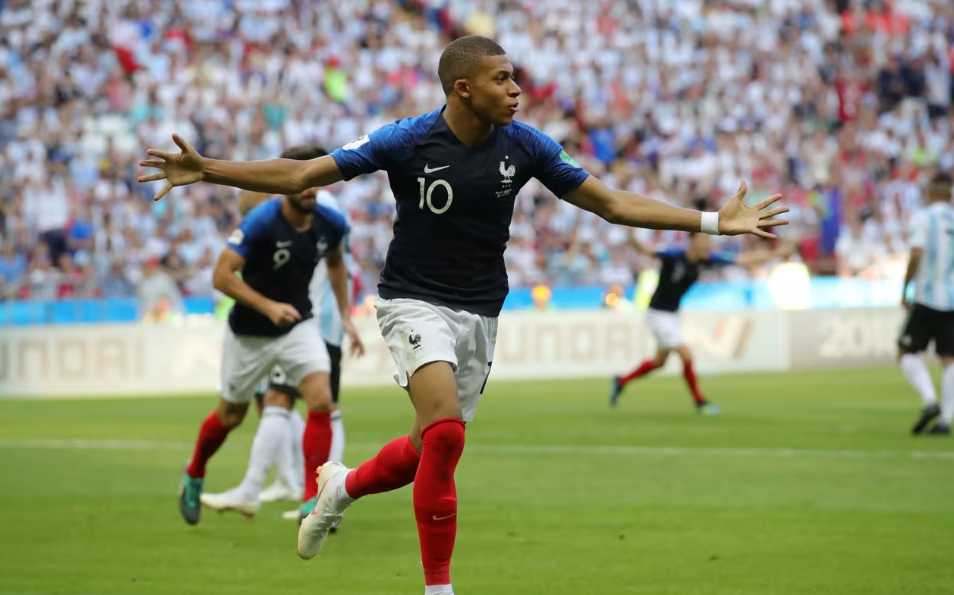 Mbappe s&aacute;nh ngang Ronaldo "b&eacute;o", trở th&agrave;nh tay "săn b&agrave;n" đỉnh nhất v&ograve;ng knock-out World Cup - Ảnh 1.