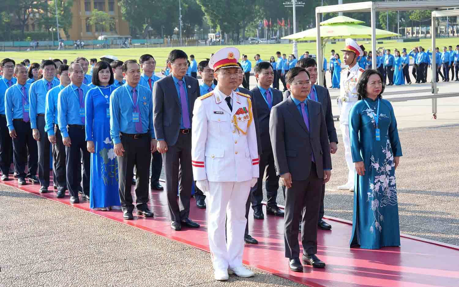 Đoàn đại biểu dự Đại hội XIV Công đoàn Việt Nam vào Lăng viếng Chủ tịch Hồ Chí Minh