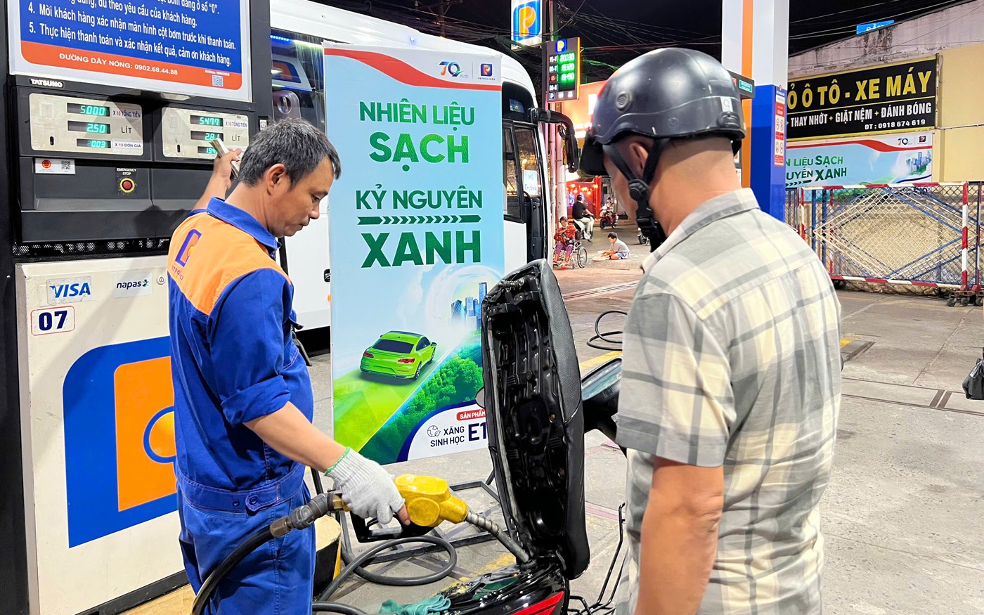 Giá xăng giảm mạnh gần 1.500 đồng/lít