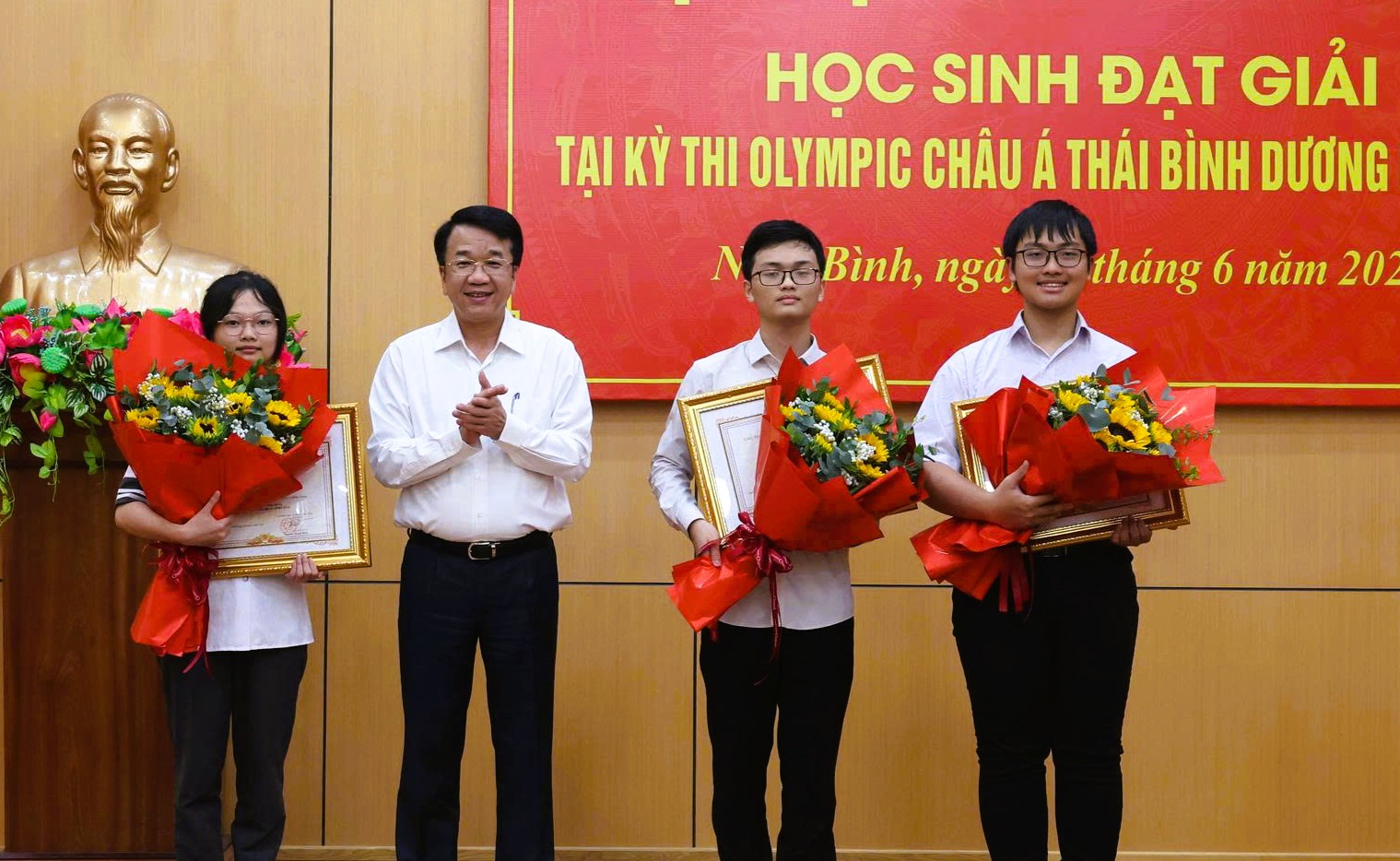Khen thưởng học sinh đoạt giải Kỳ thi Olympic Châu Á - Thái Bình Dương - Ảnh 1.