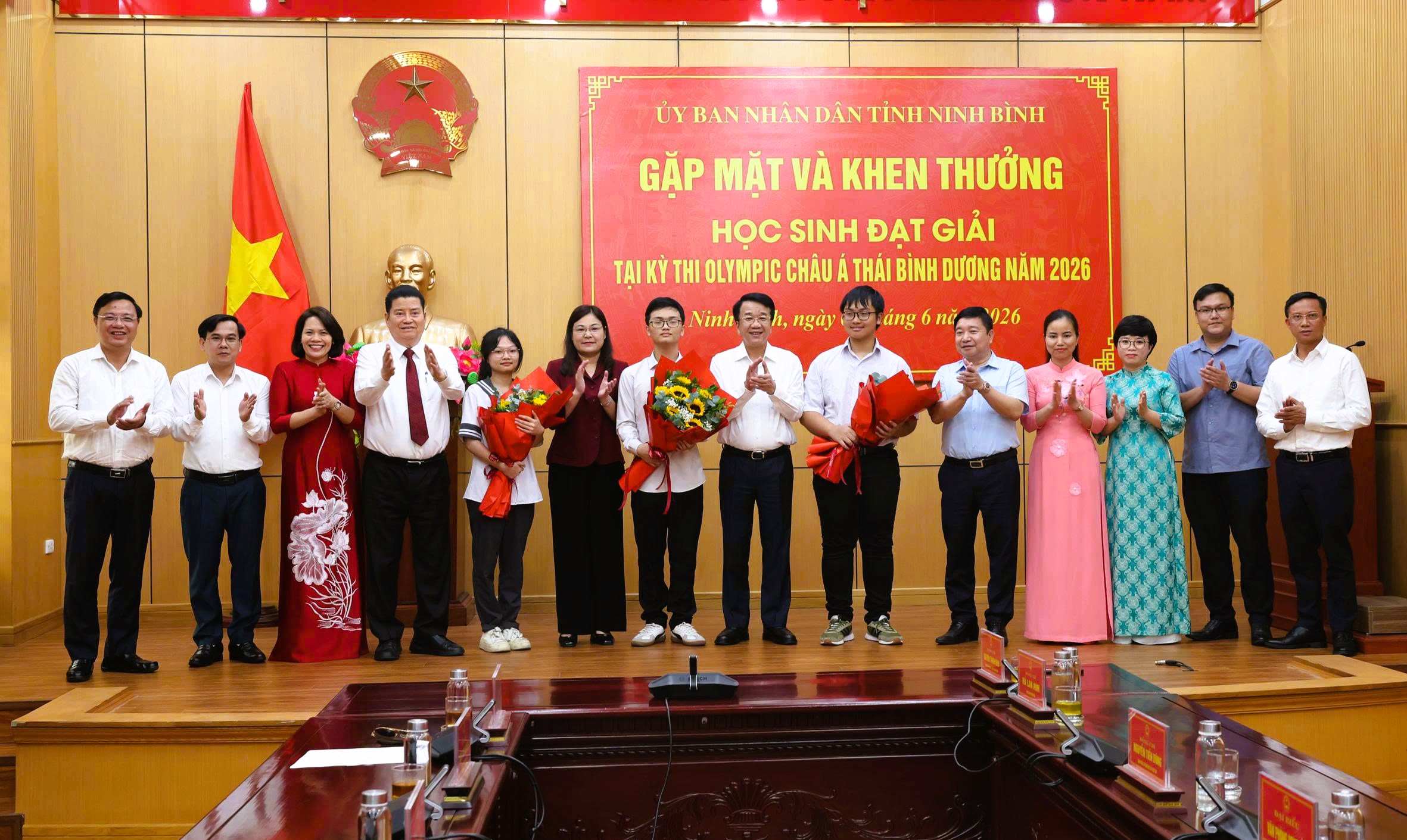 Khen thưởng học sinh đoạt giải Kỳ thi Olympic Châu Á - Thái Bình Dương - Ảnh 2.