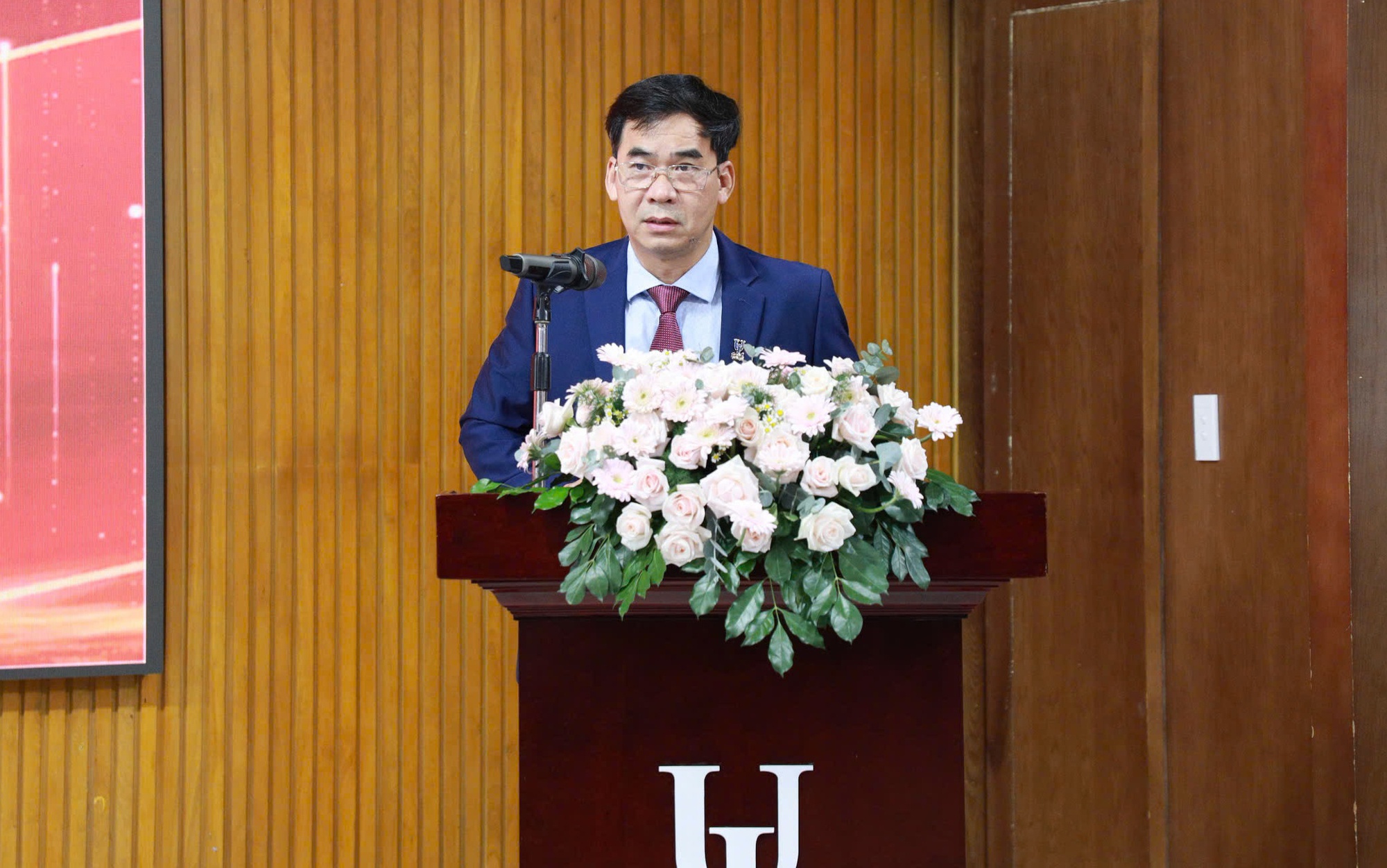 TS Lê Trường Sơn giữ thêm cương vị Bí thư Đảng ủy Trường ĐH Luật TPHCM